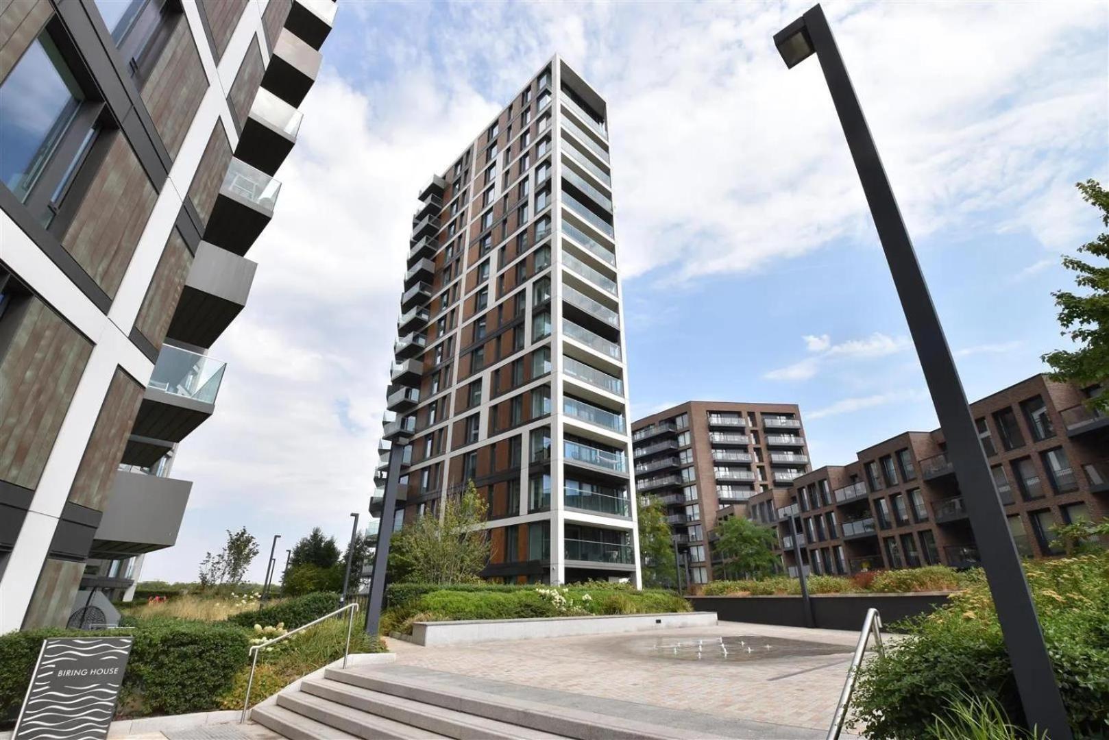 Luxury 1 bed Apartment with balcony view 3