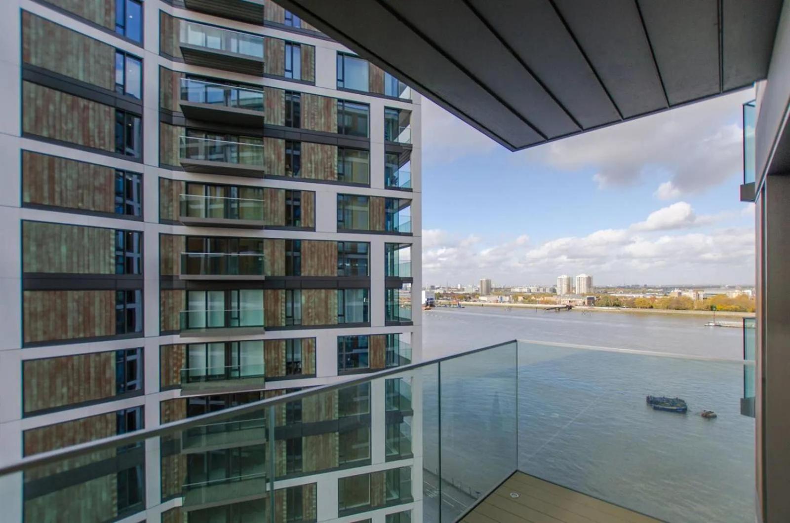 Luxury 1 bed Apartment with balcony view 4