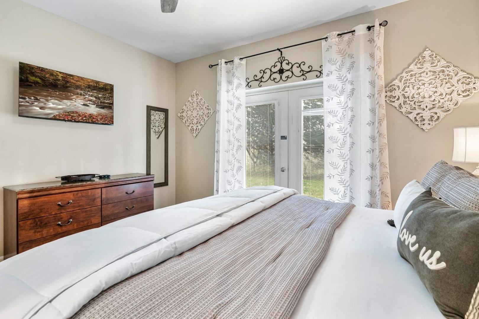 Luxury Condo, Sleeps 6, 3.2 Miles to Dollywood view 4