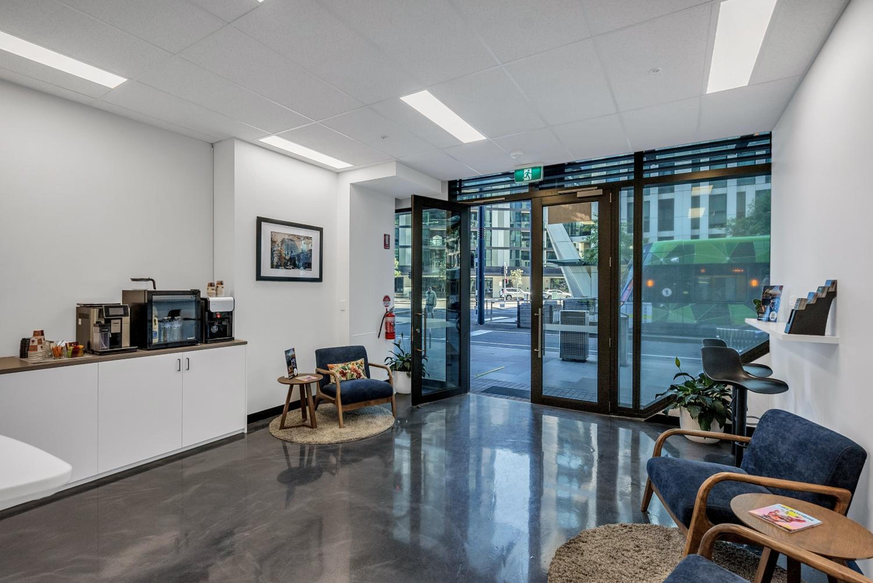 Melbourne Lifestyle Apartments - Best Views on Collins - Image 4