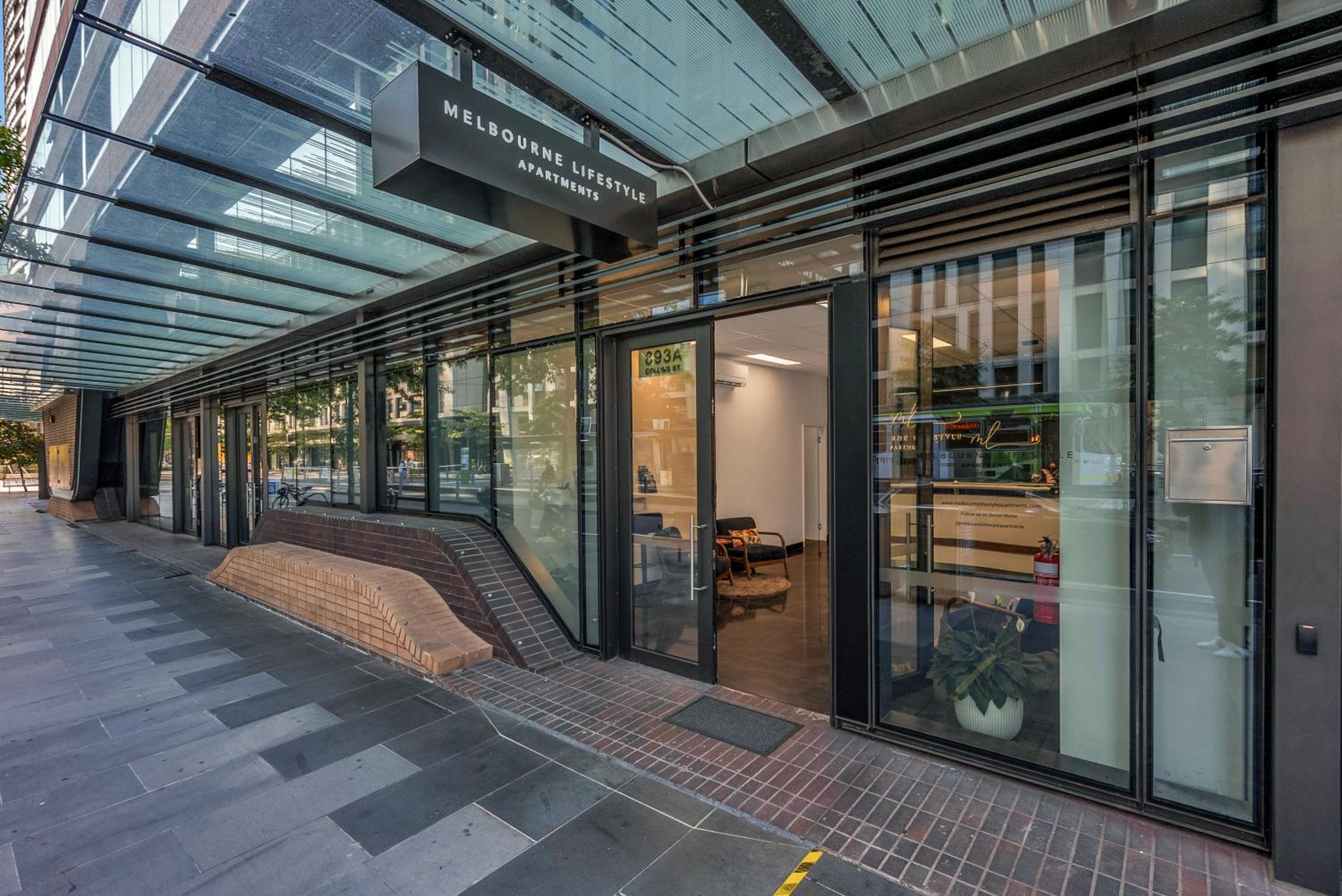 Melbourne Lifestyle Apartments - Best Views on Collins - Image 2