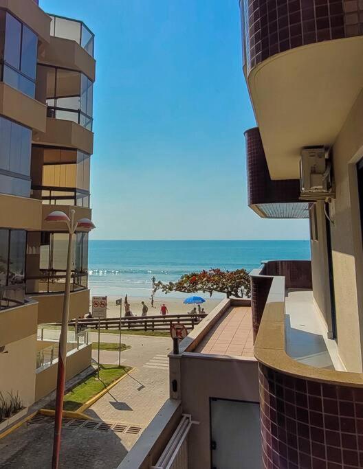 Ap meia praia amplo frente mar lateral, super confortável
