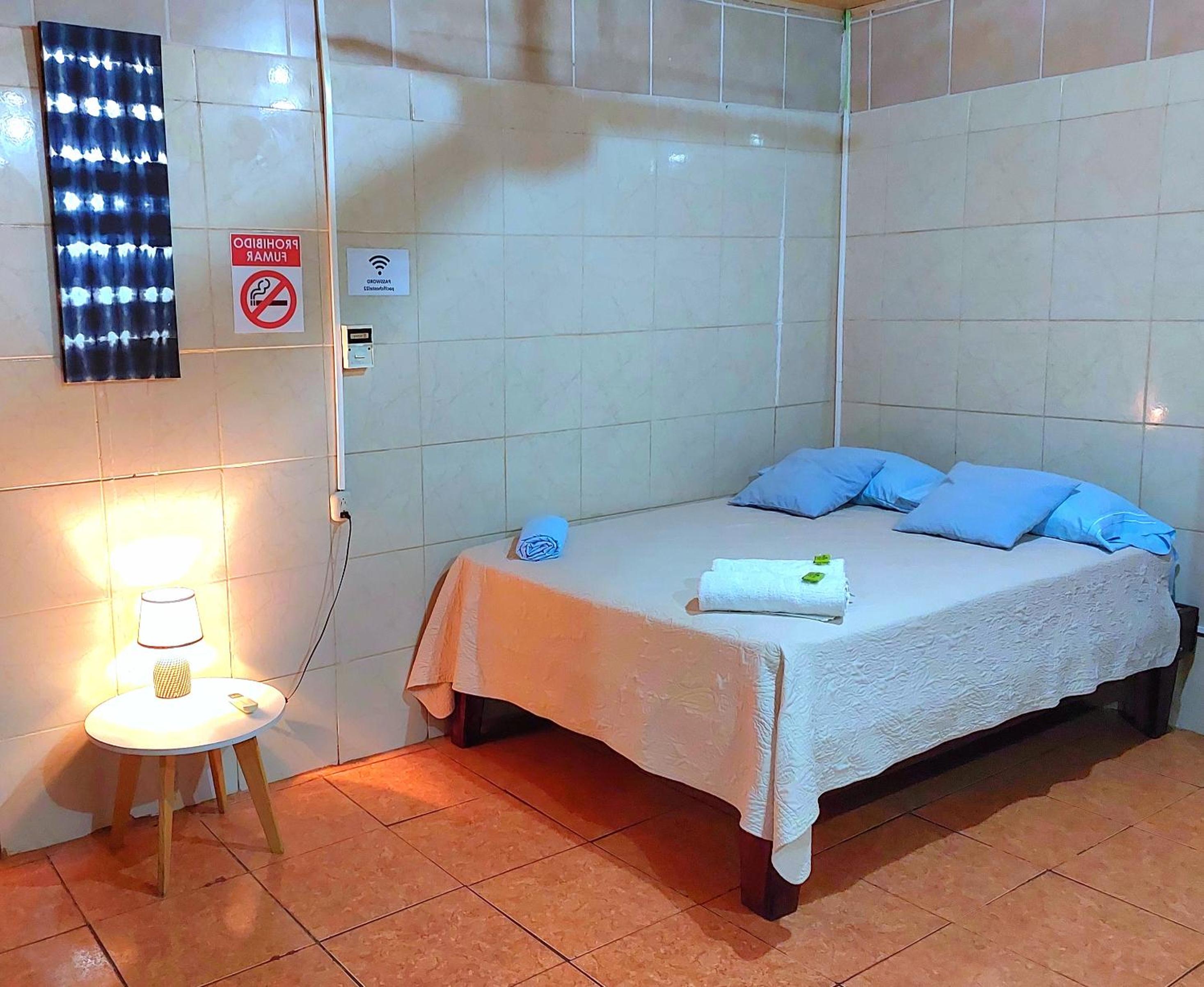 Hostel del Pacífico Habitación con baño privado y aire acondicionado