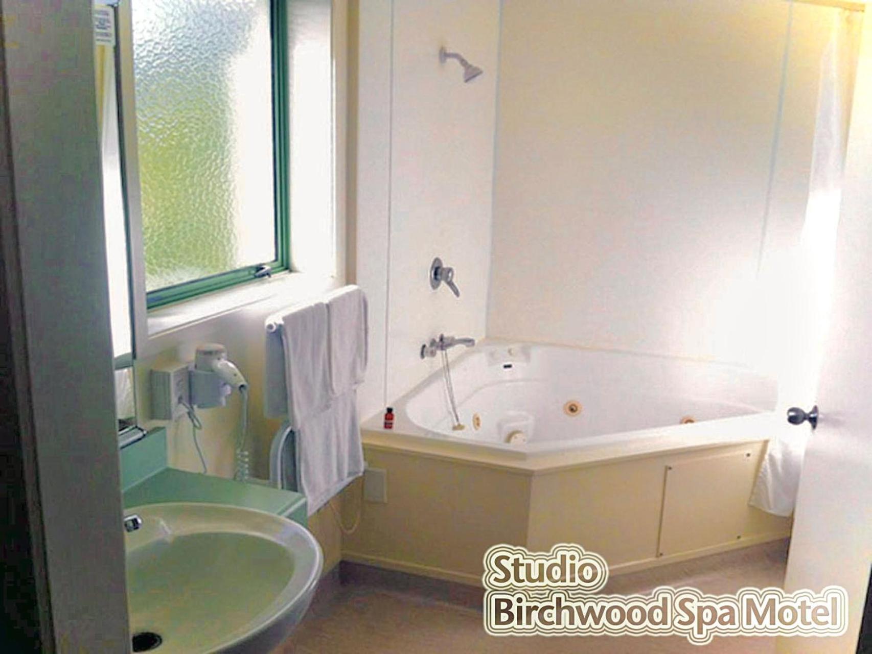 Birchwood Spa Motel