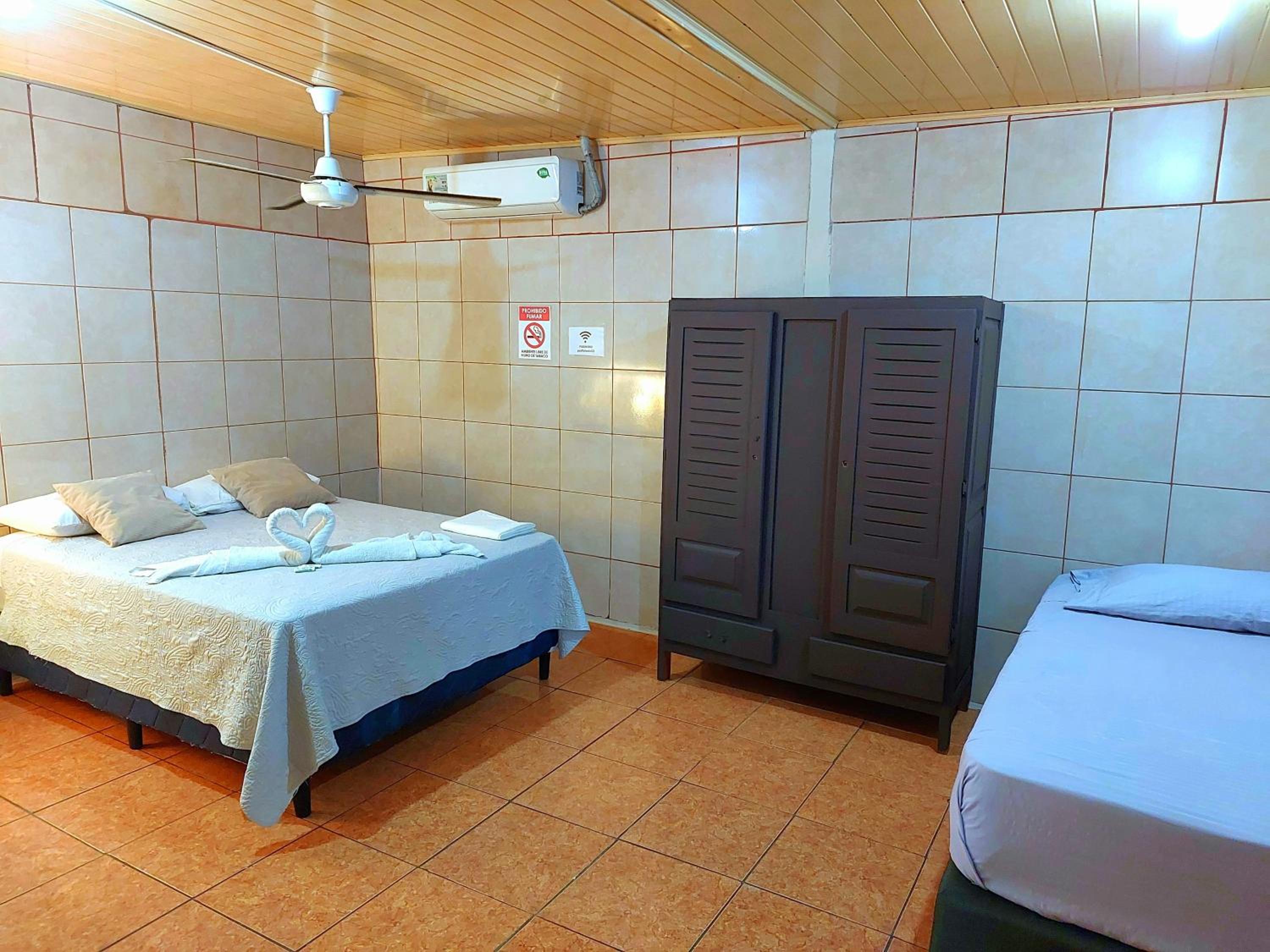 Hostel del Pacífico Habitación con baño privado y aire acondicionado