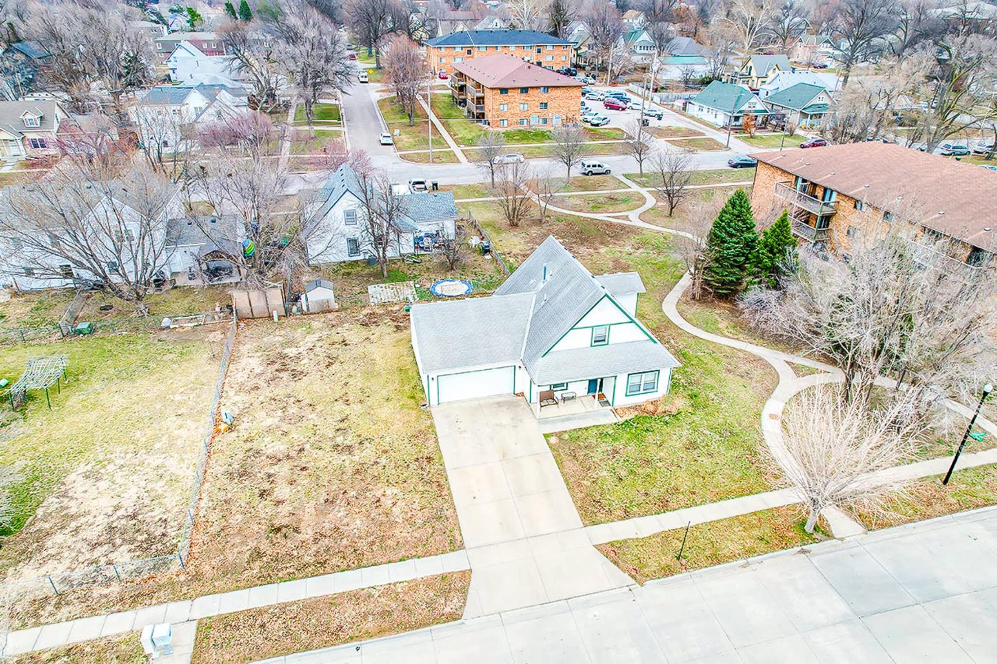New Husker Listing 4bd 2b 15min walk to Stadium view 3