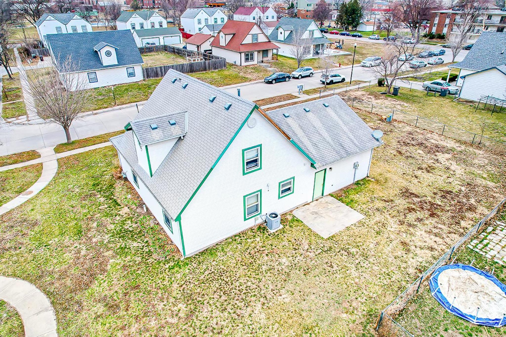 New Husker Listing 4bd 2b 15min walk to Stadium view 5