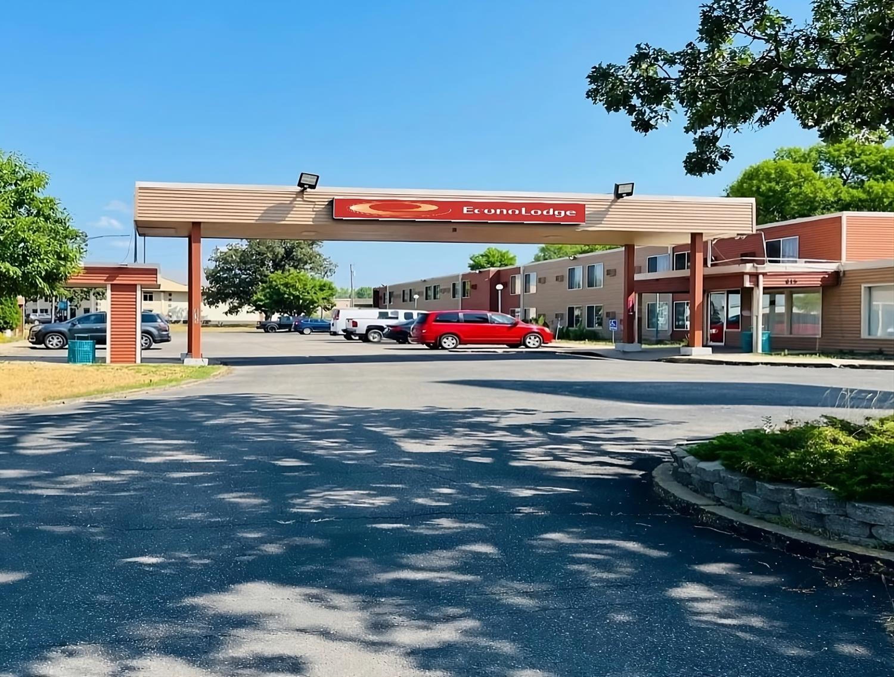 St Cloud Vacations - Econo Lodge - Property Image 1