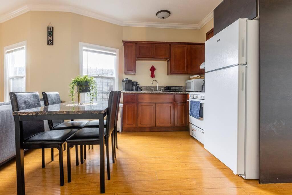 Entire apartment in Oakland view 3