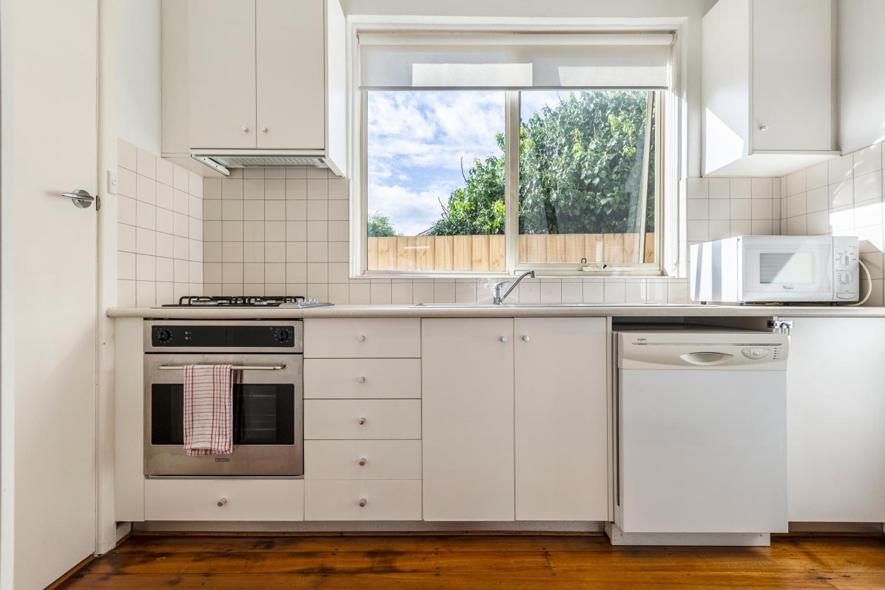 Quaint & homey Ripponlea flat