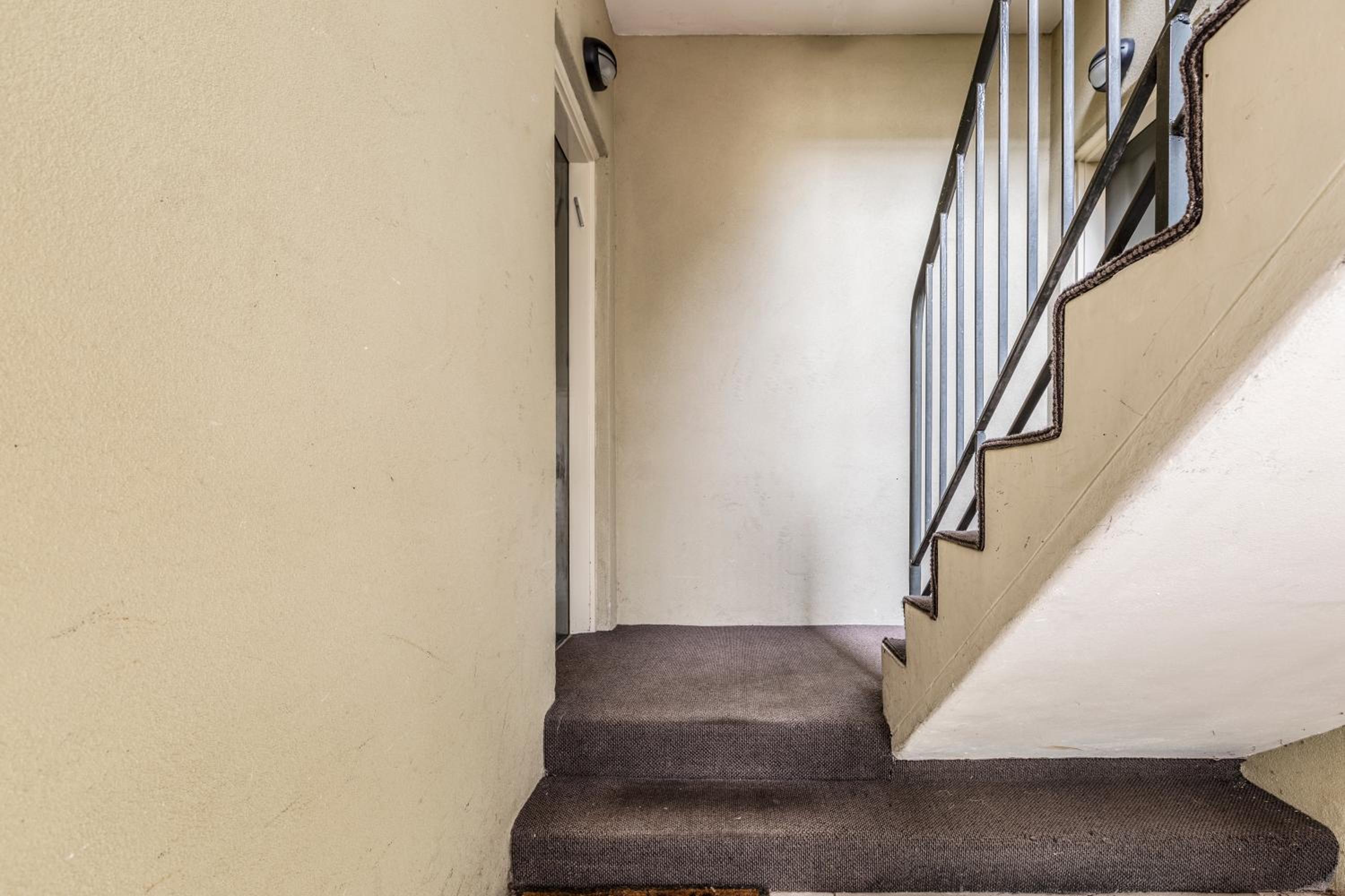Quaint & homey Ripponlea flat