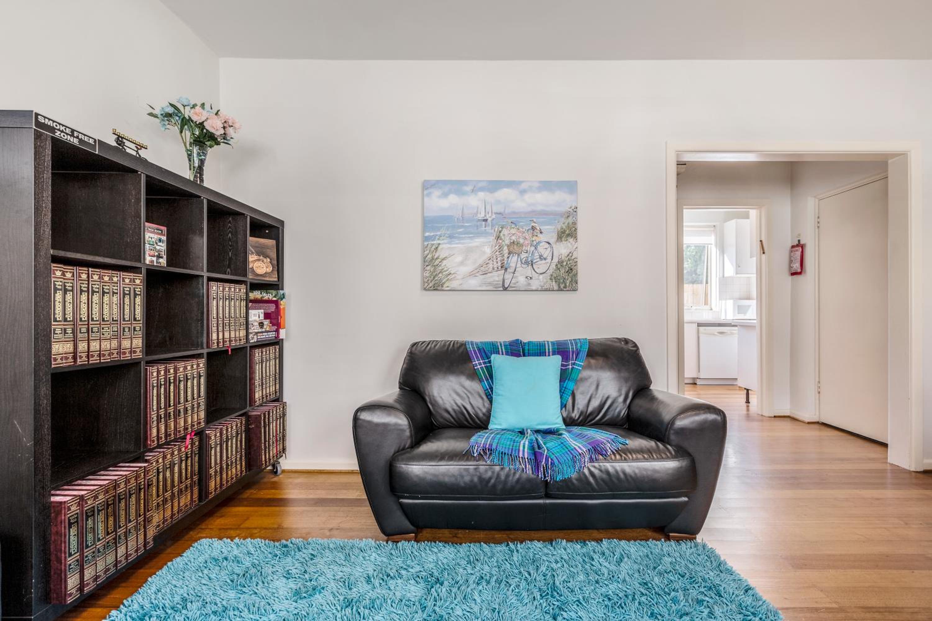 Quaint & homey Ripponlea flat