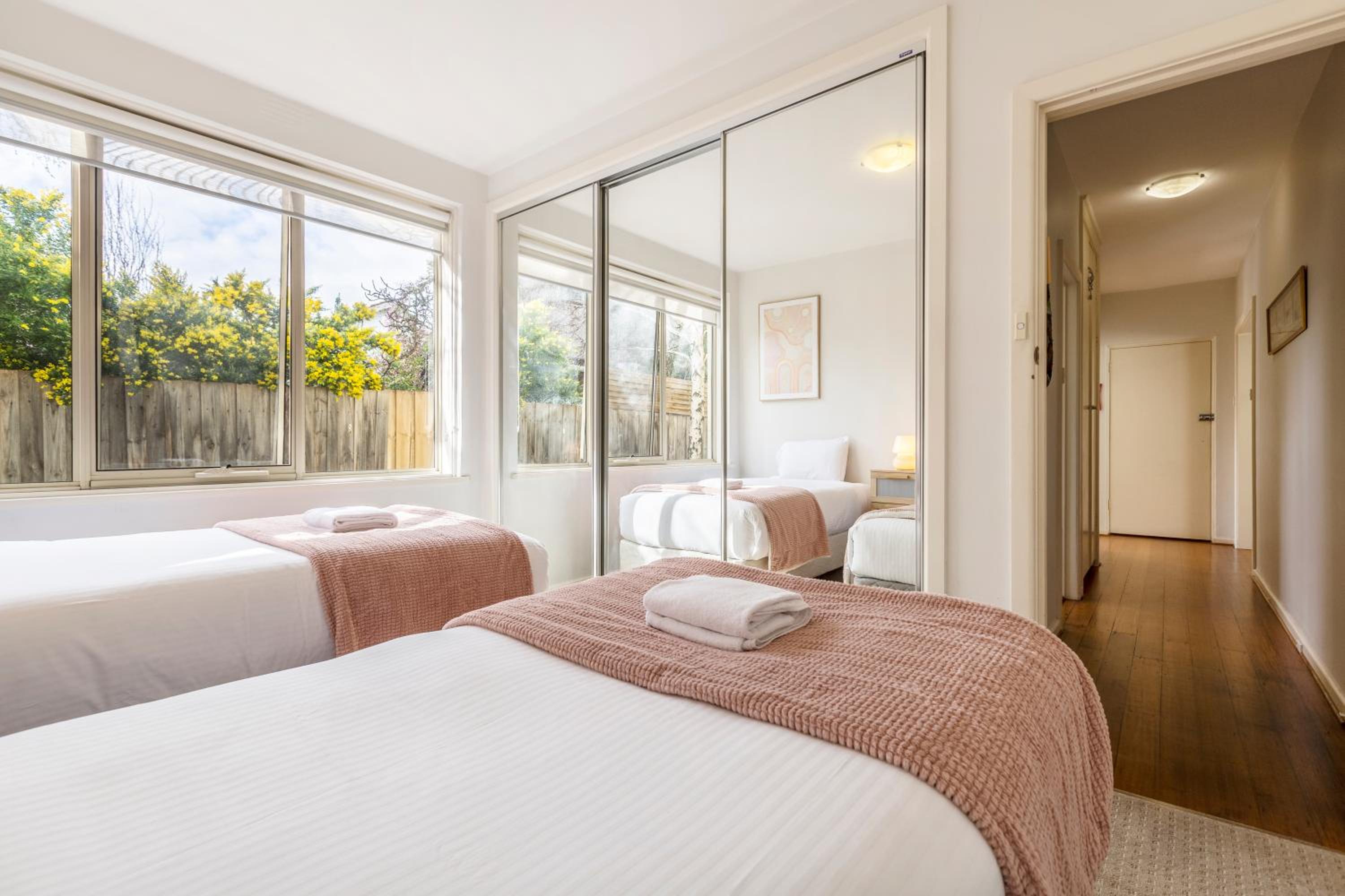 Quaint & homey Ripponlea flat