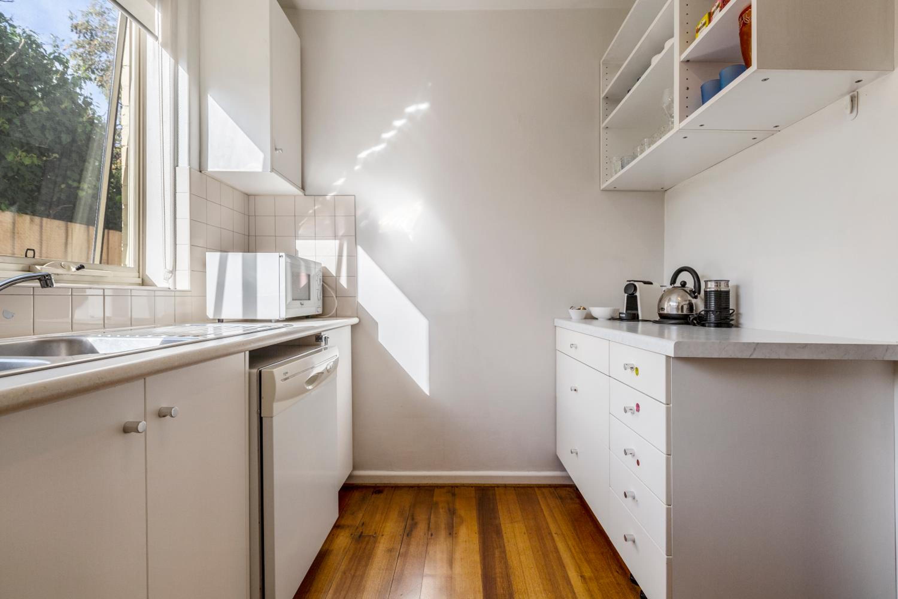 Quaint & homey Ripponlea flat