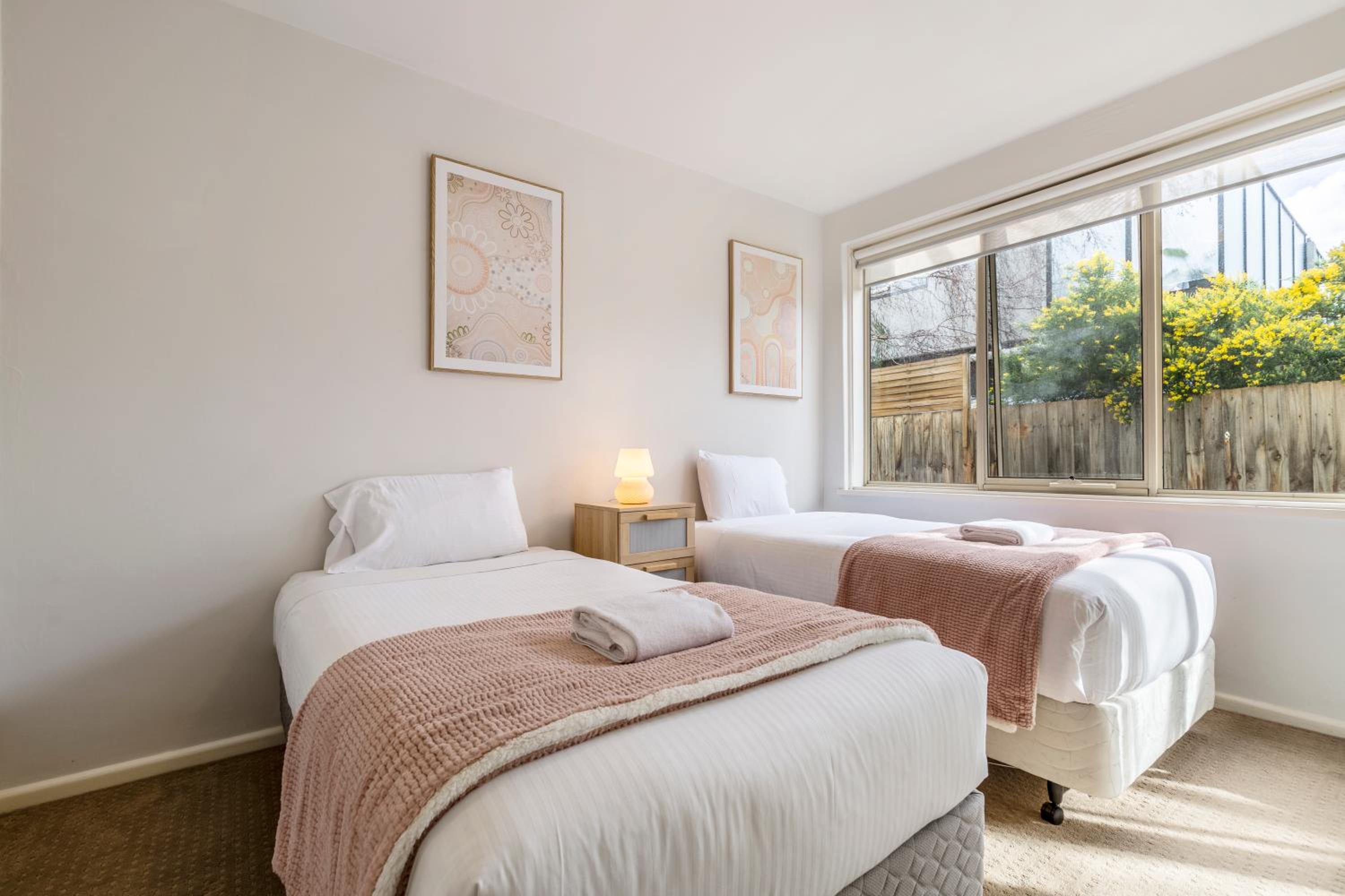 Quaint & homey Ripponlea flat