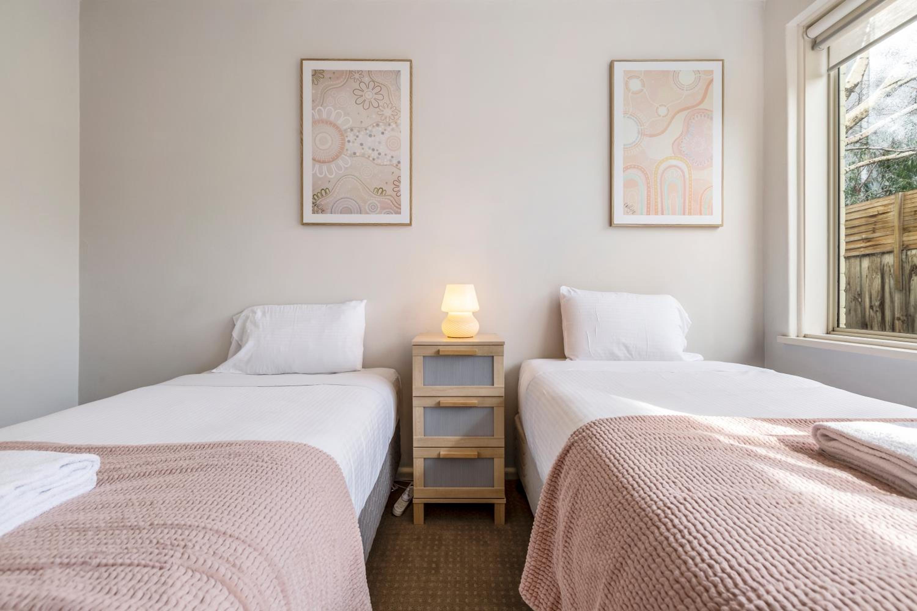 Quaint & homey Ripponlea flat