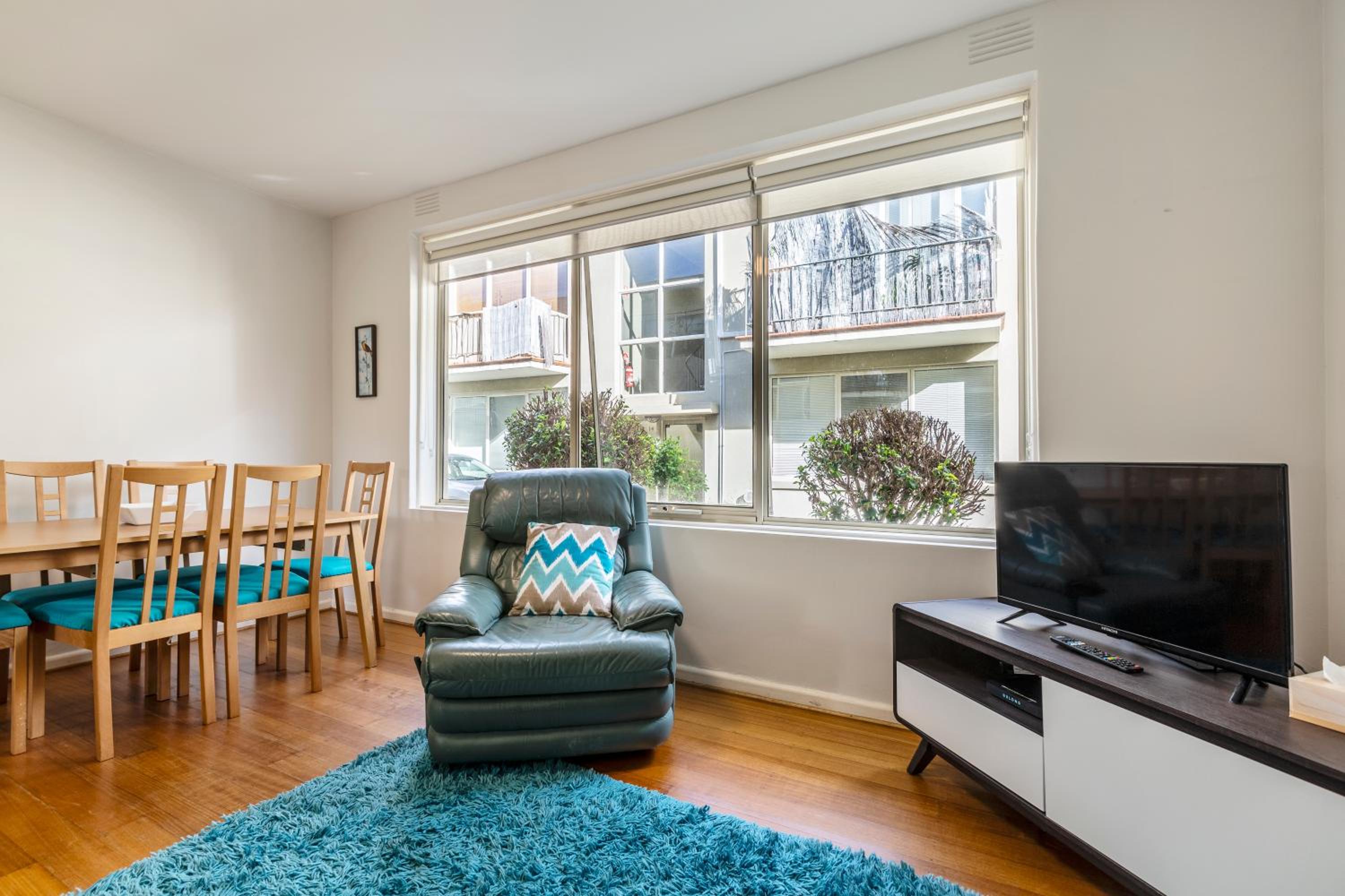 Quaint & homey Ripponlea flat