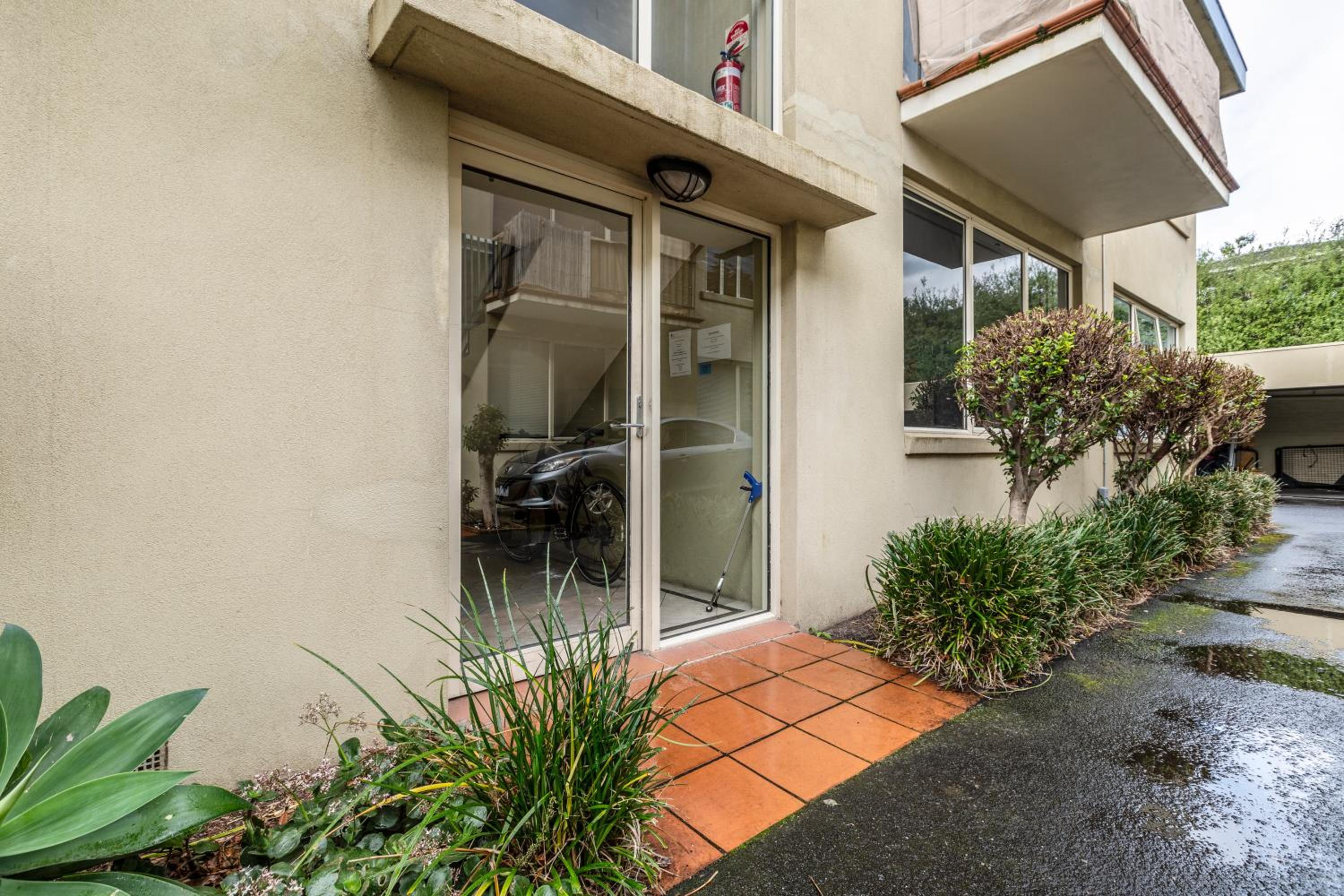 Quaint & homey Ripponlea flat