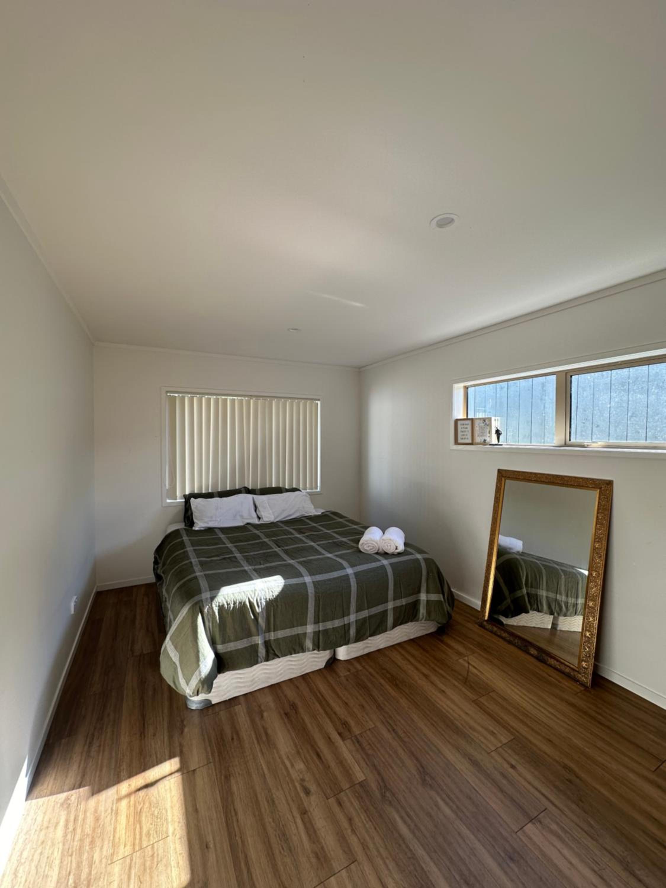 Cosy 3 Bedroom Home near airport with free parking view 5