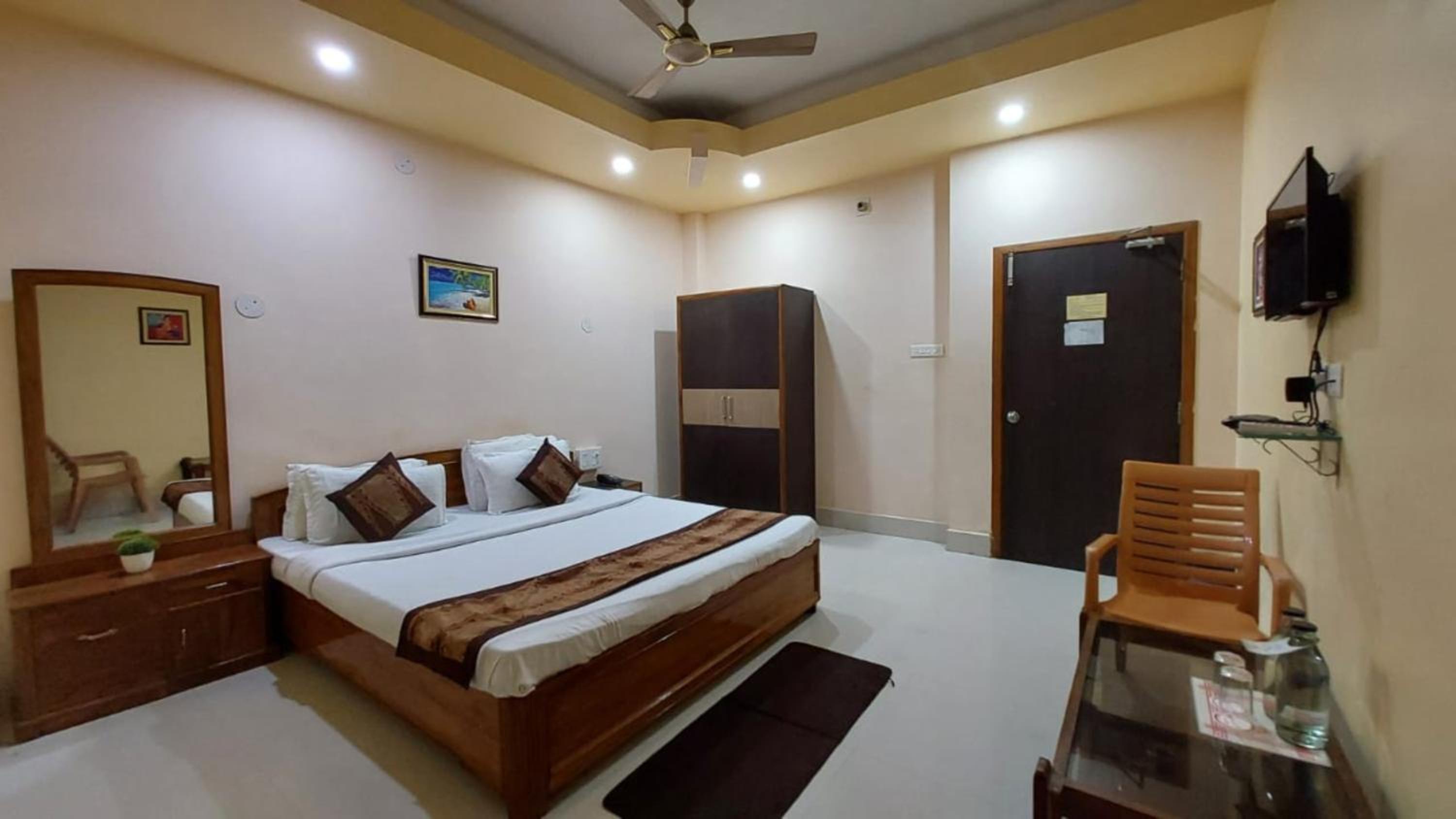 Hotel Silicon Inn - Puri -Near Sea Beach -Lift- Wifi -Restaurant- with Parking- Facilities- By Morservices view 4
