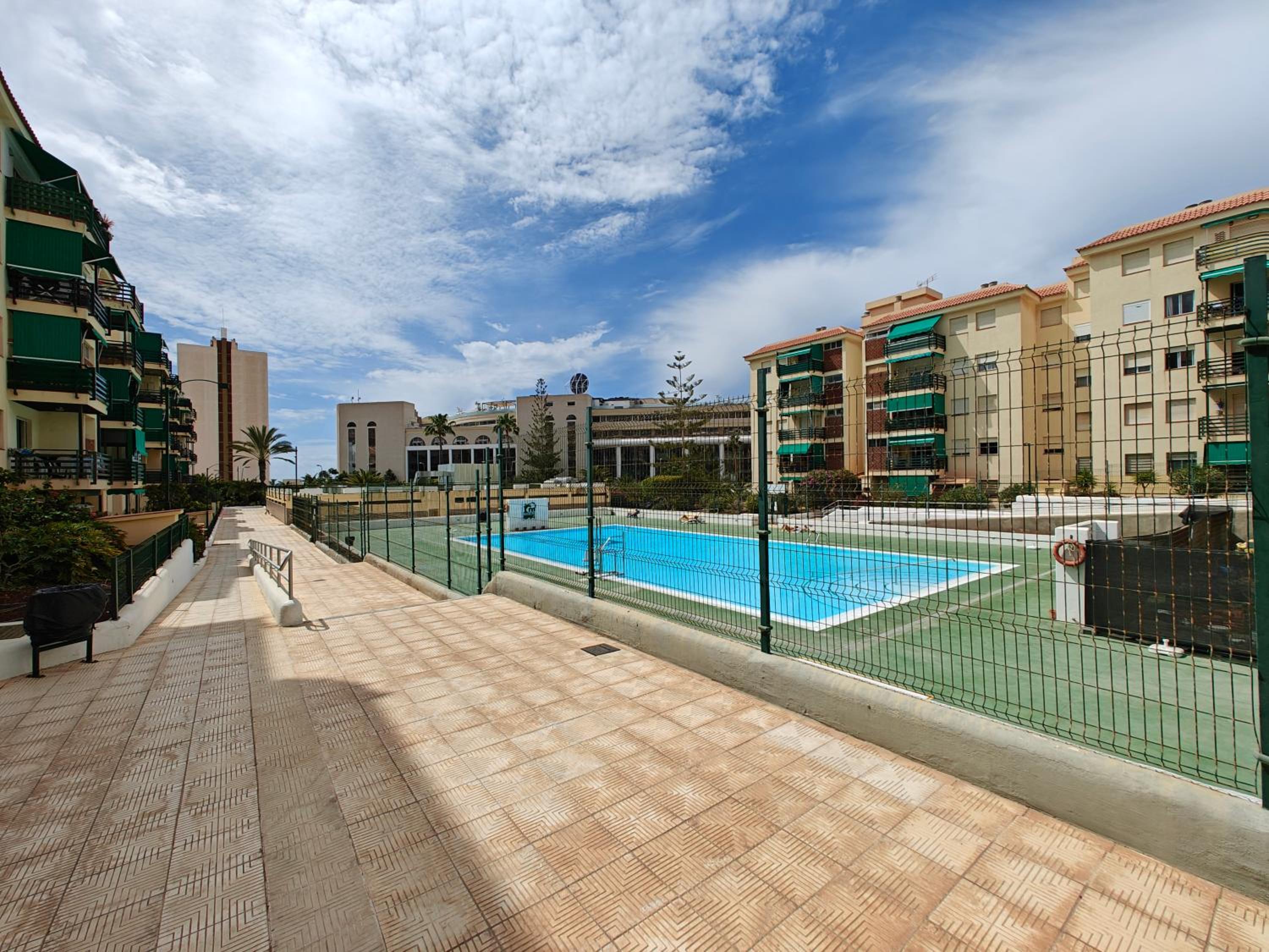 SUN APARTMENT - 3 bedrooms, priv parking, pool, AC, tv channels, fibre net photo 1