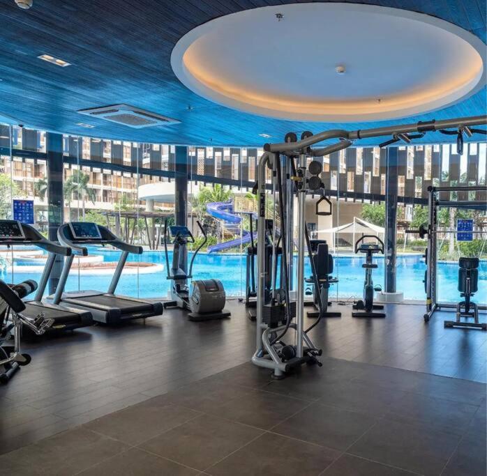 Cozy Budget Private Studio w/ Free Luxurious Pool by SYM C737 view 3