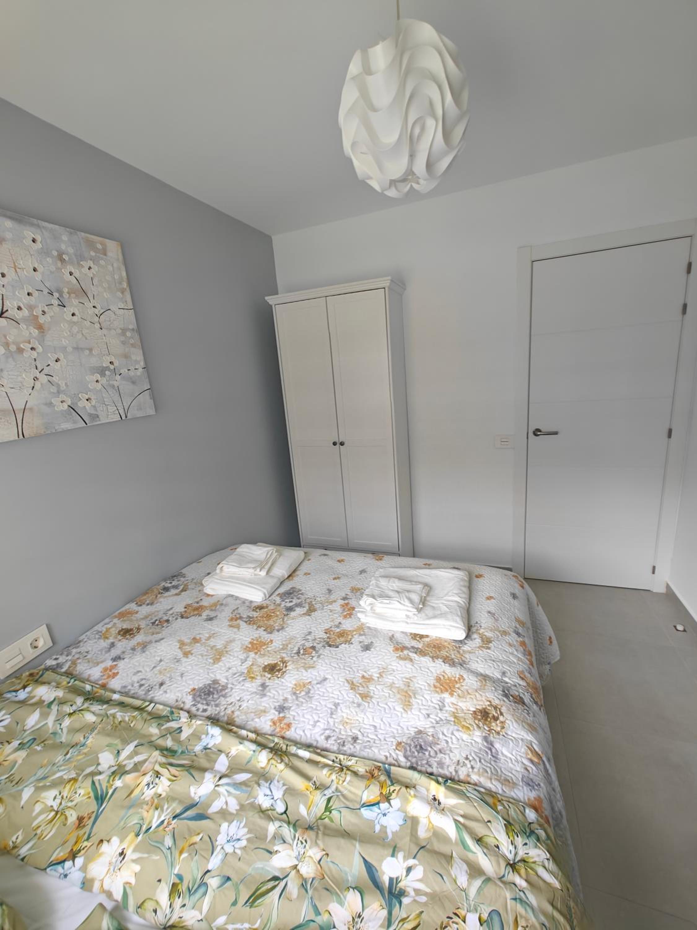 SUN APARTMENT - 3 bedrooms, priv parking, pool, AC, tv channels, fibre net photo 5