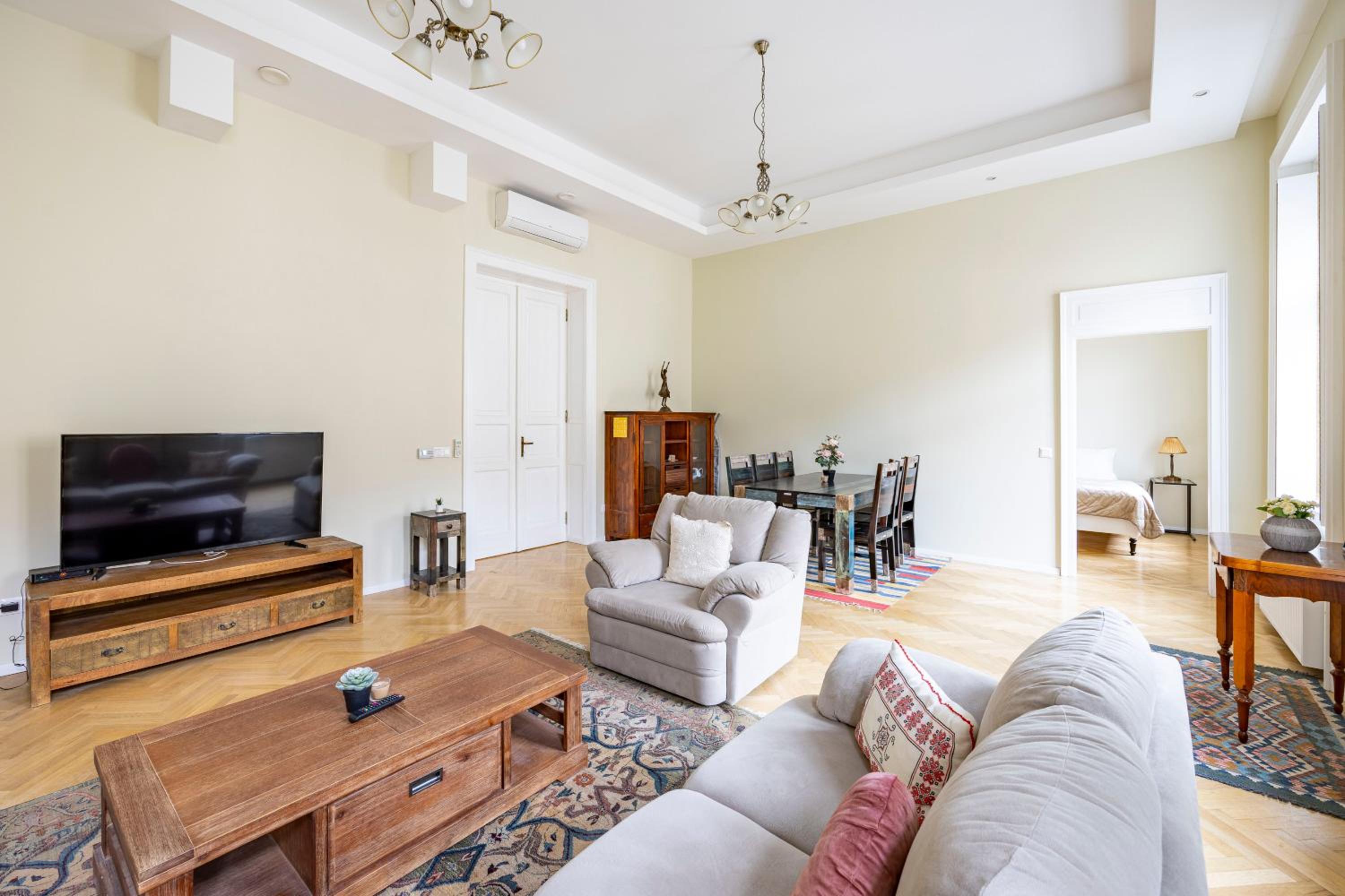 Graceful & Cozy Dream Home next to the Opera House view 2