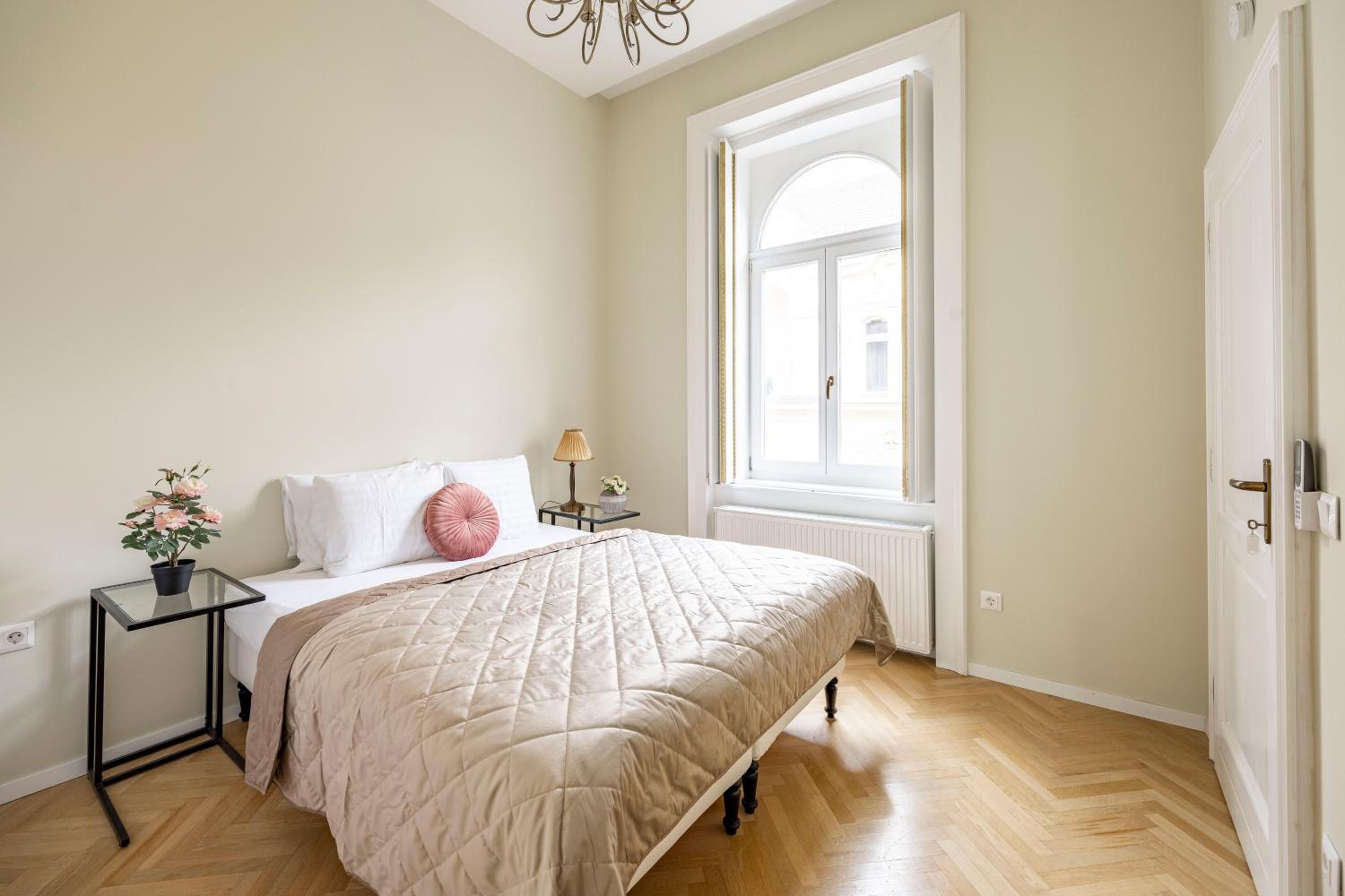 Graceful & Cozy Dream Home next to the Opera House view 3