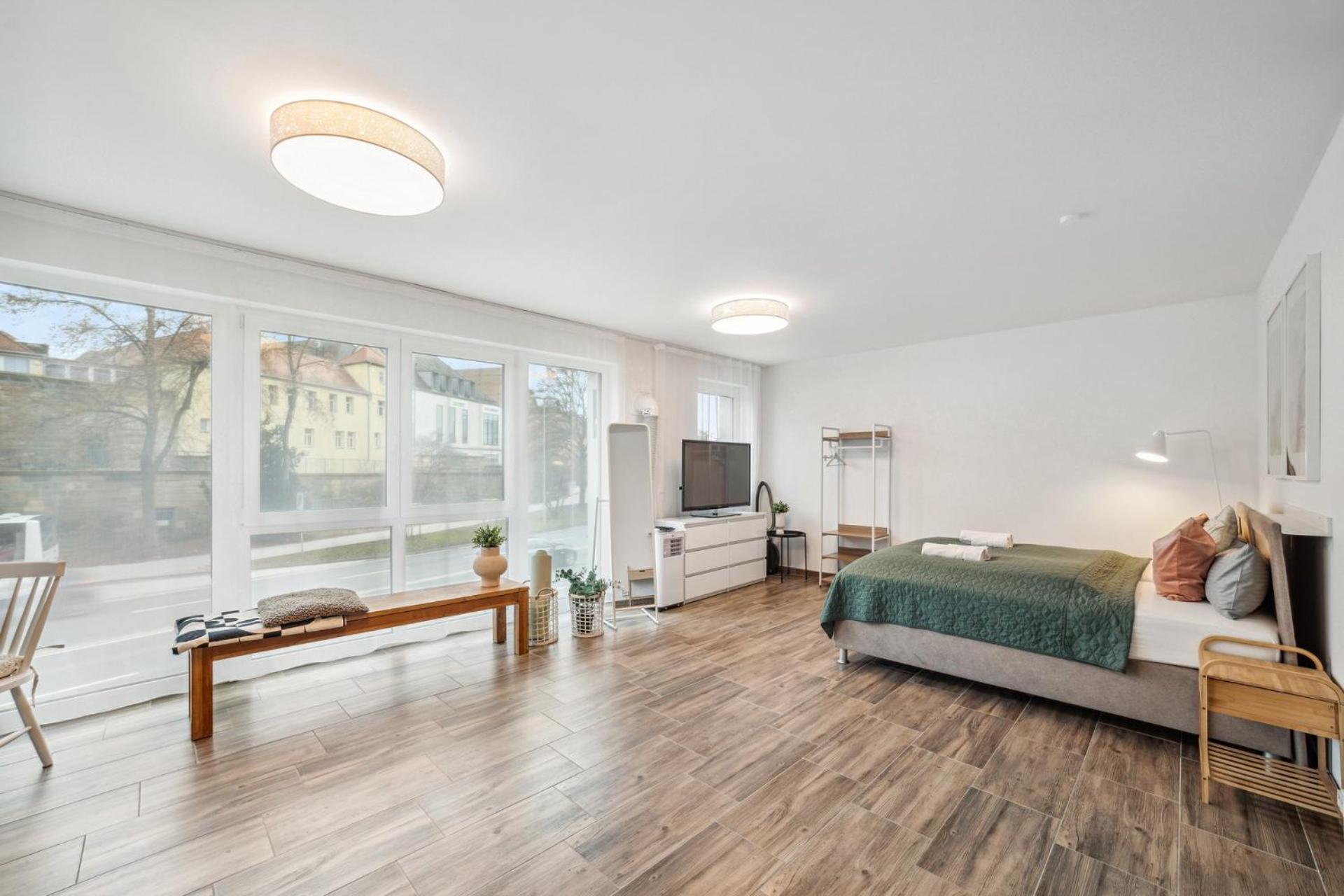 Sali Homes AM1 Elegant and Stylish Retreat in Heart of Bayreuth, Close to River