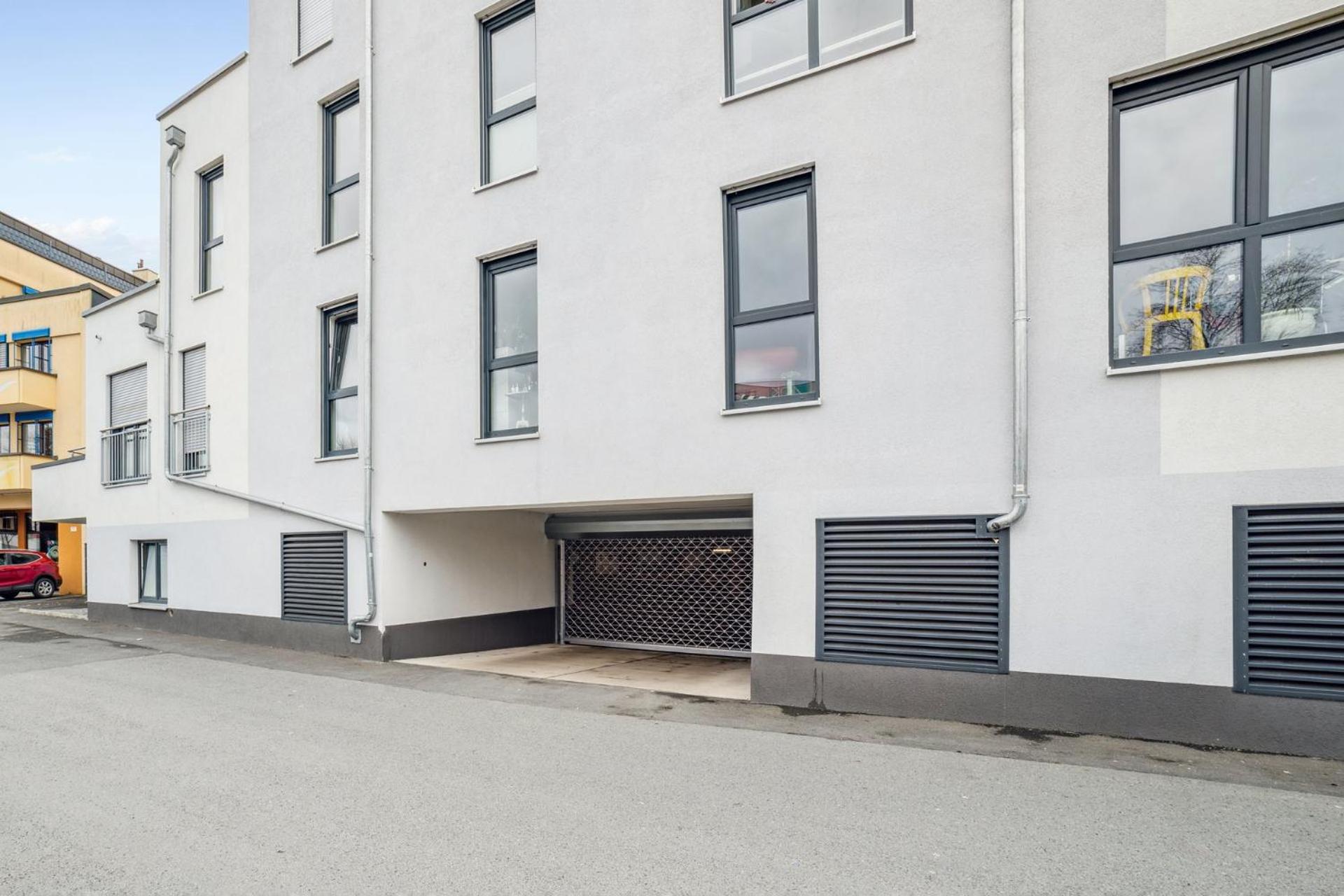 Sali Homes AM1 Elegant and Stylish Retreat in Heart of Bayreuth, Close to River