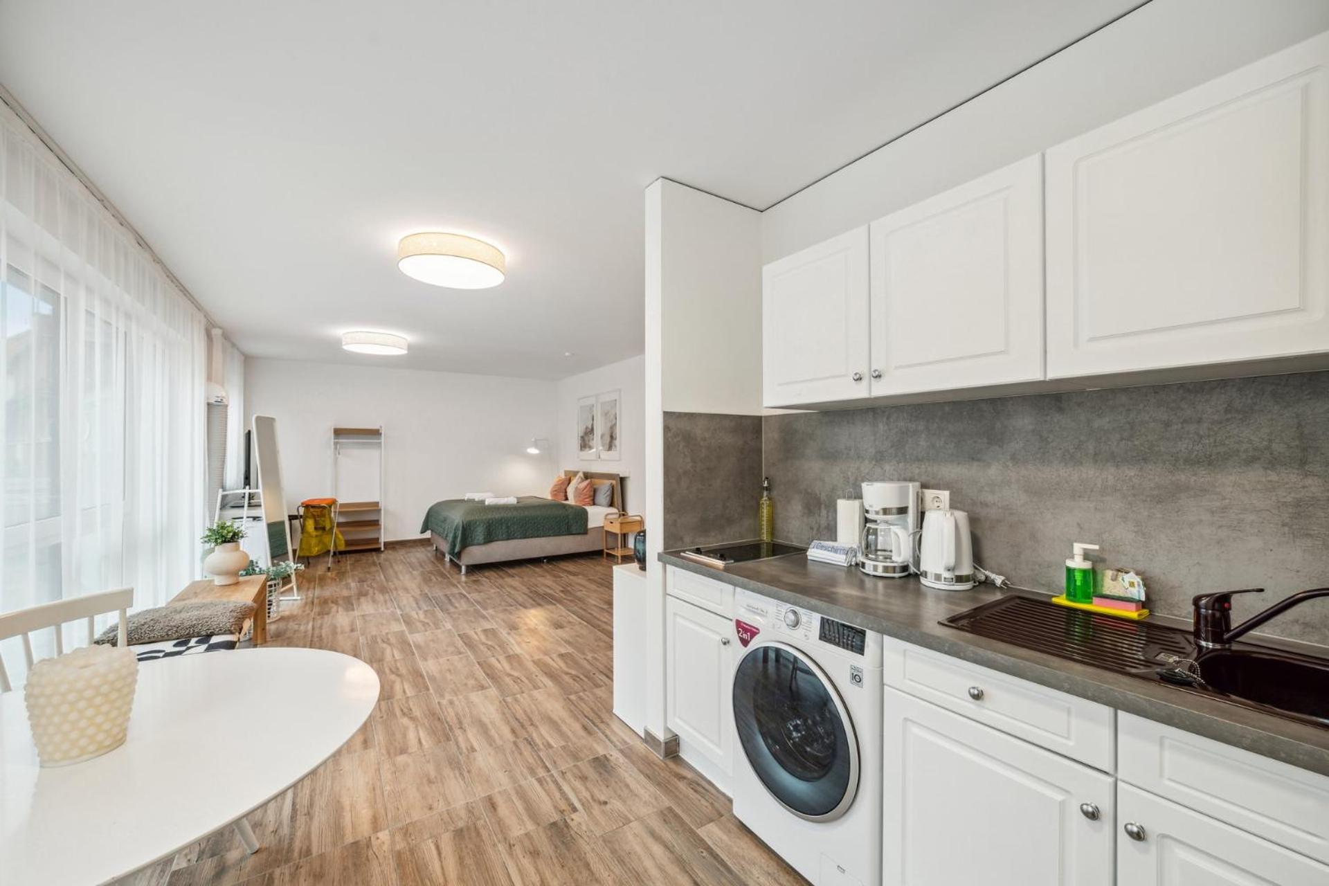 Sali Homes AM1 Elegant and Stylish Retreat in Heart of Bayreuth, Close to River