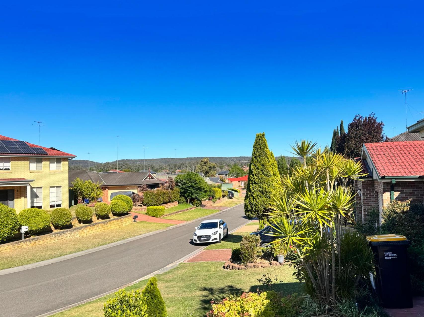 Blue Haven Retreat - Glenmore Park Pool Home