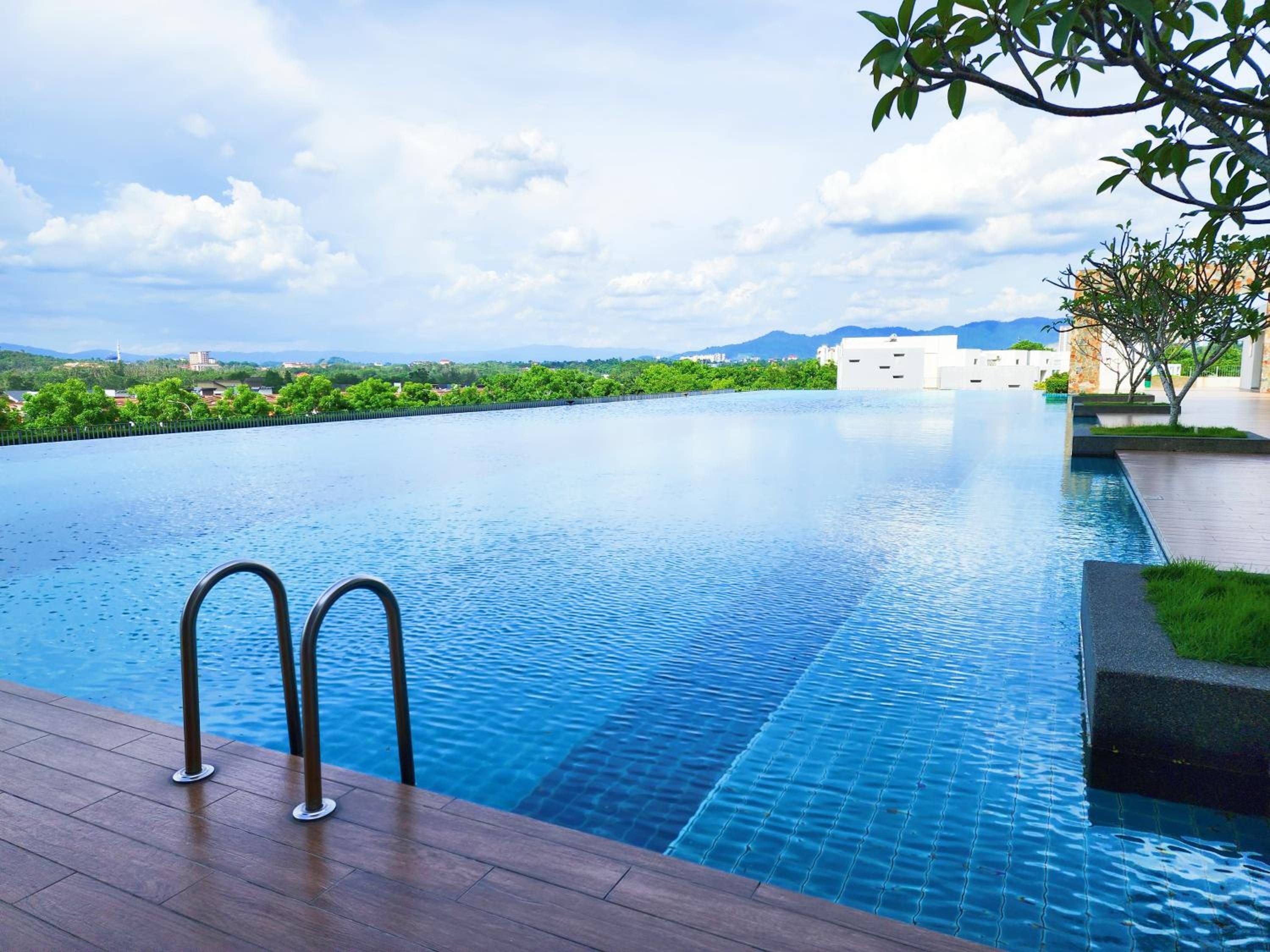 Residensi Lili, Taman Bucida Hijauan, Nilai nearby KLIA, USIM - infinity Pool photo 2