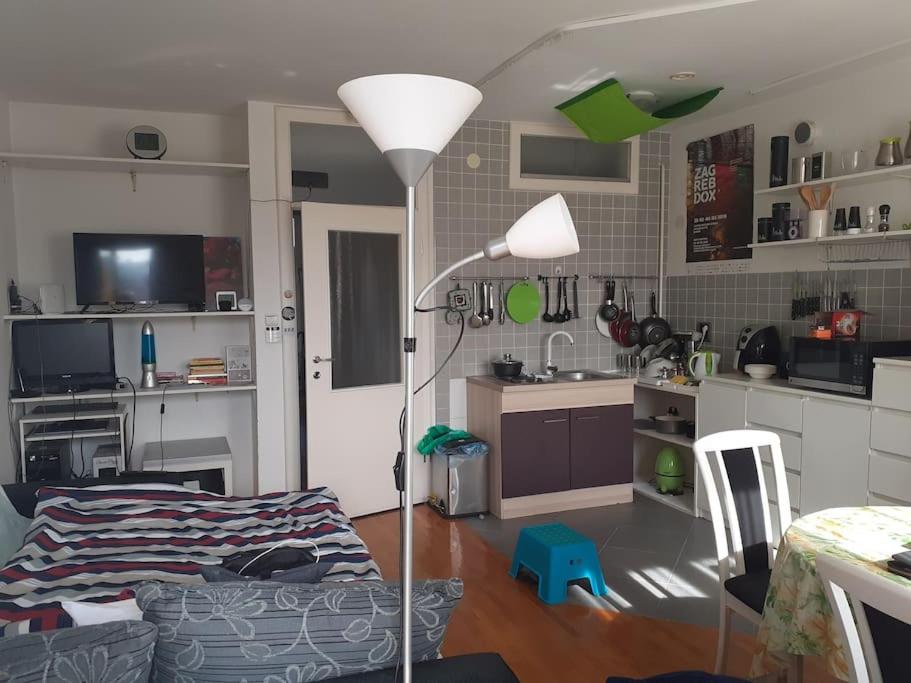 Greatly located/parking/balcony/2 bathrooms view 5
