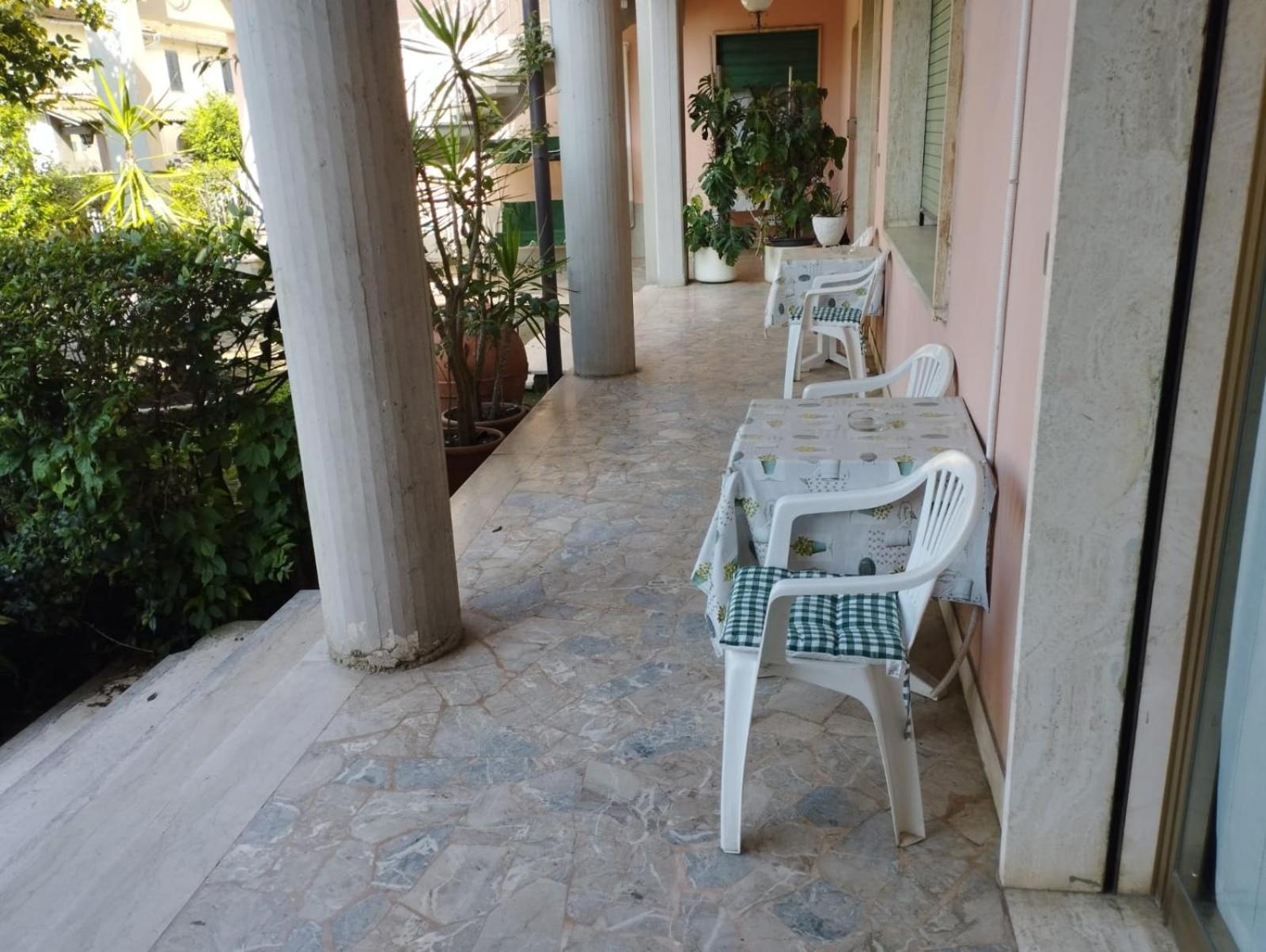 casa con piscina e tennis view 4