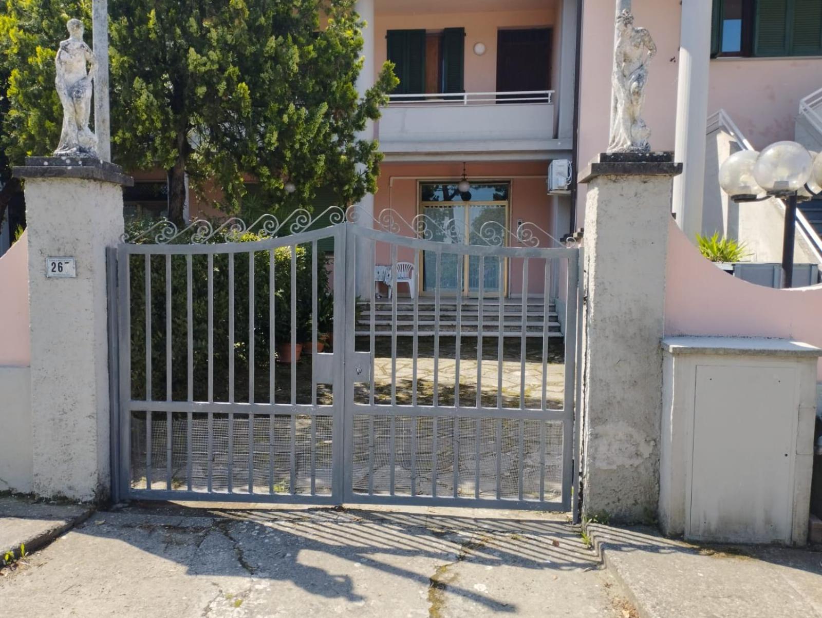 casa con piscina e tennis view 2