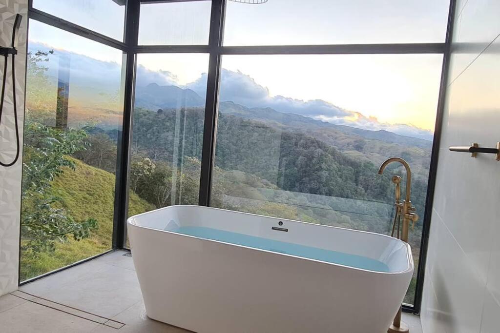 GoldenView+ Aire acondicionado+Jacuzzi (a 15 km de Monteverde)