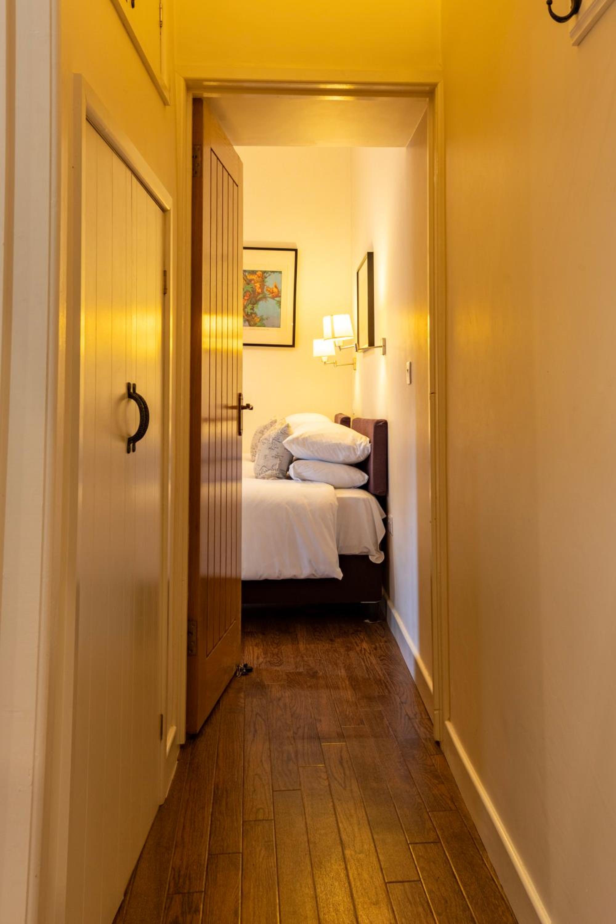 Dragonfly Cottage, Canal location view 5