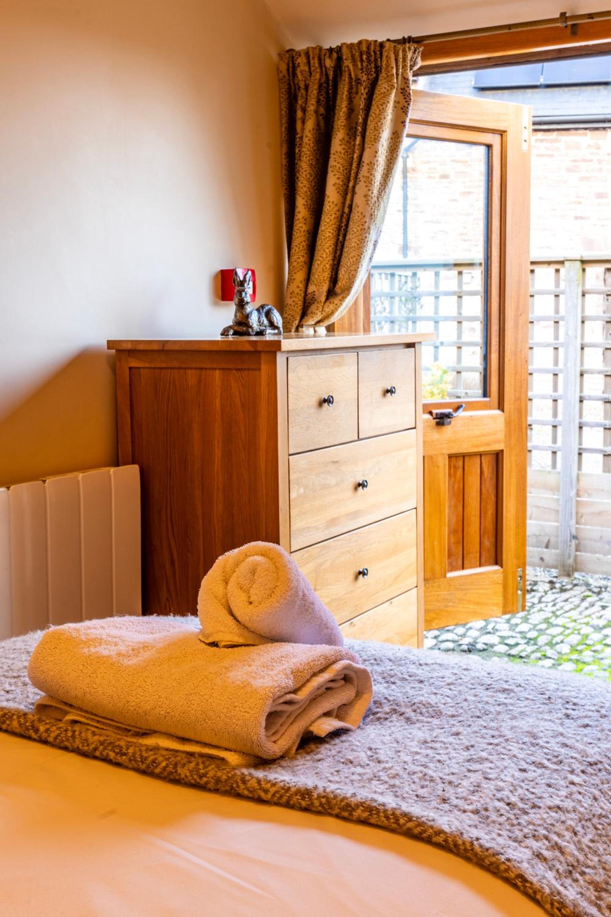 Dragonfly Cottage, Canal location view 4