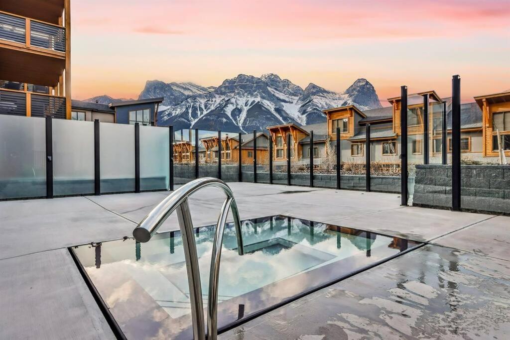 Luxury Mountain Haven Views Hot Tub Patio Spacious Quiet Central