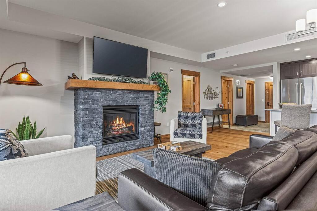 Luxury Mountain Haven Views Hot Tub Patio Spacious Quiet Central