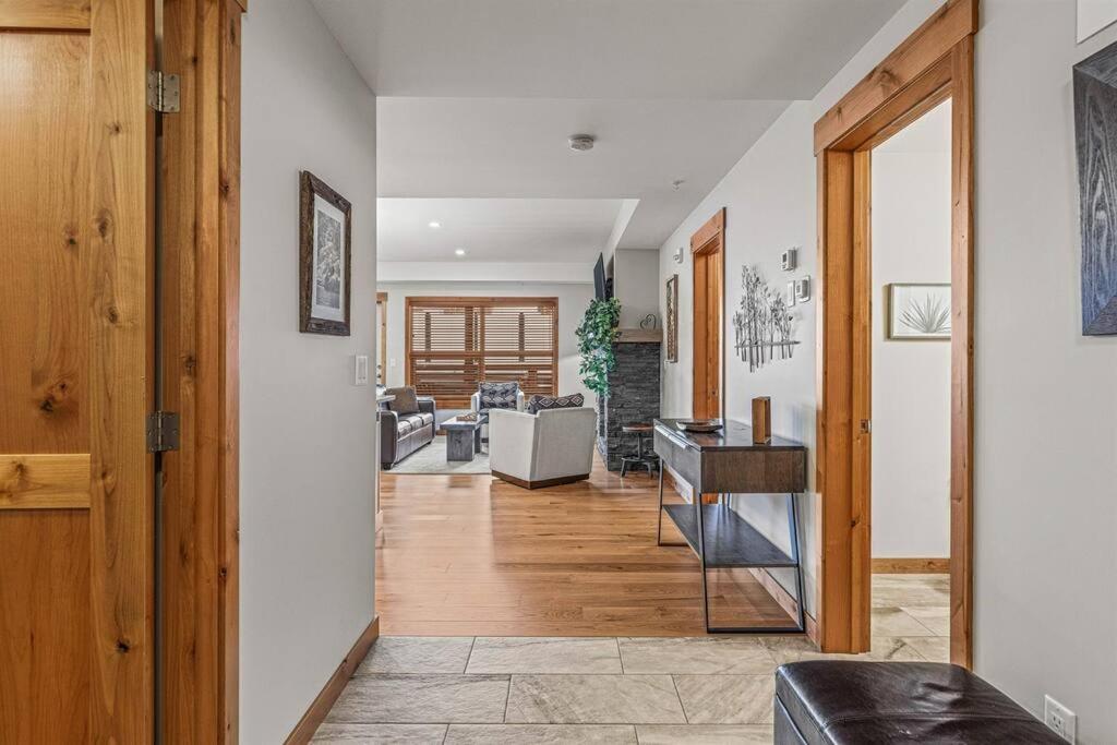 Luxury Mountain Haven Views Hot Tub Patio Spacious Quiet Central