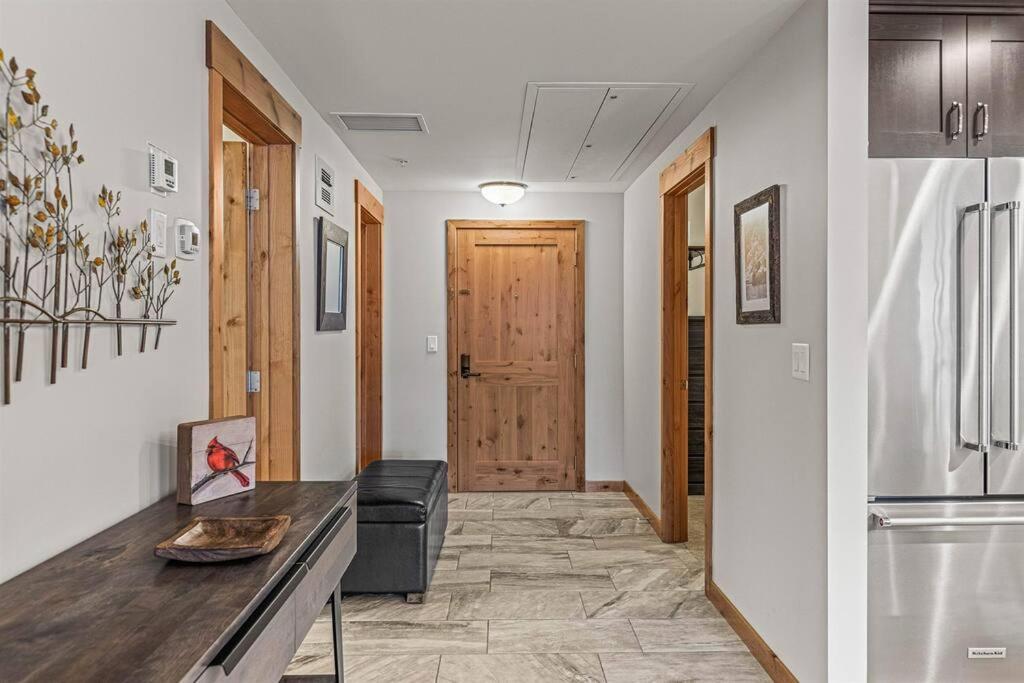 Luxury Mountain Haven Views Hot Tub Patio Spacious Quiet Central