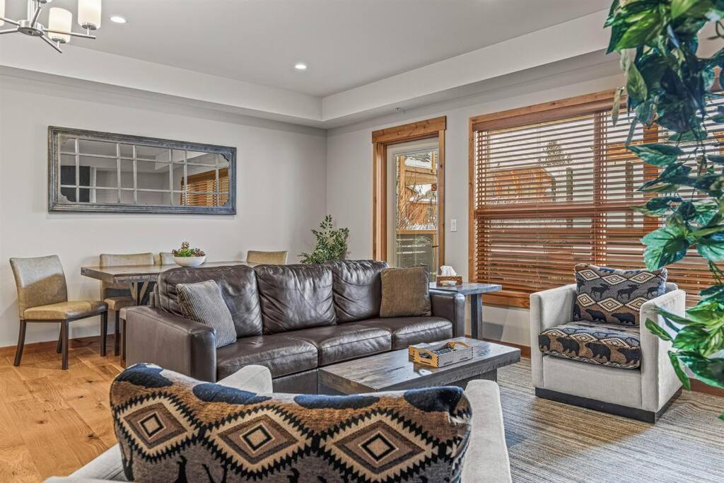 Luxury Mountain Haven Views Hot Tub Patio Spacious Quiet Central