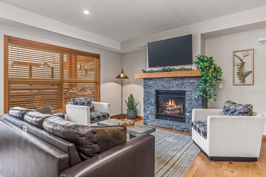 Luxury Mountain Haven Views Hot Tub Patio Spacious Quiet Central
