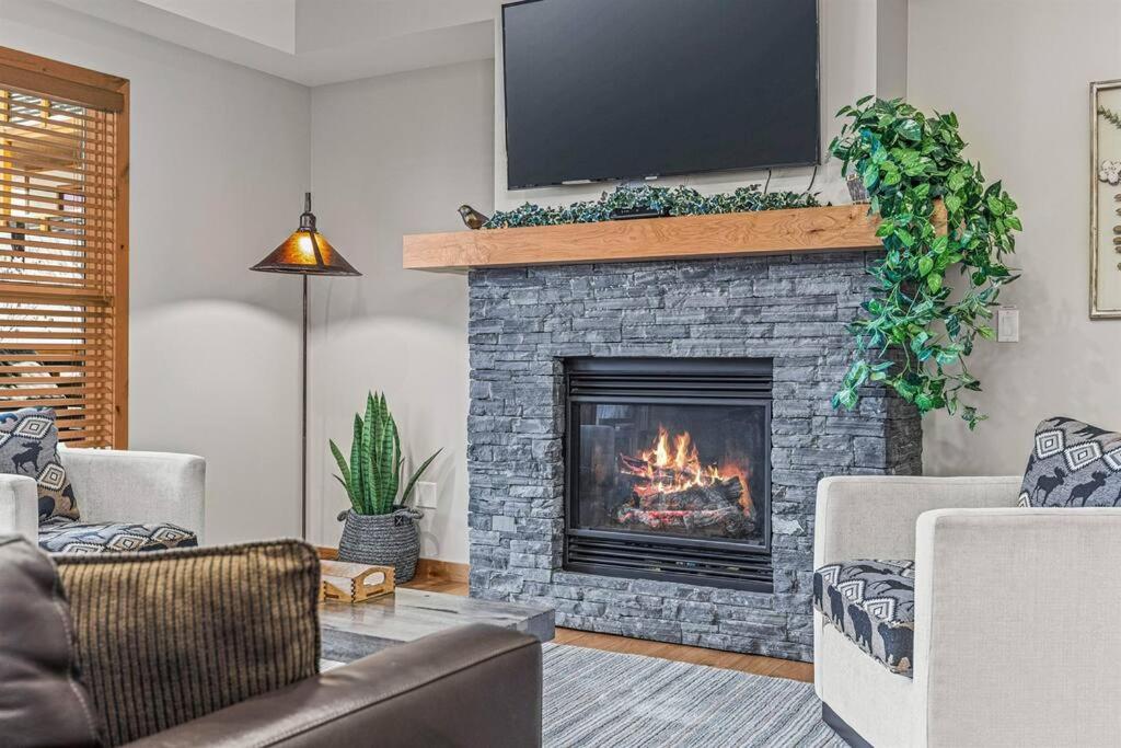 Luxury Mountain Haven Views Hot Tub Patio Spacious Quiet Central