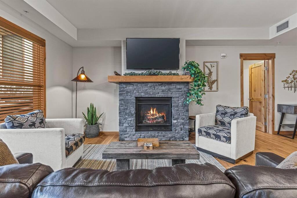 Luxury Mountain Haven Views Hot Tub Patio Spacious Quiet Central