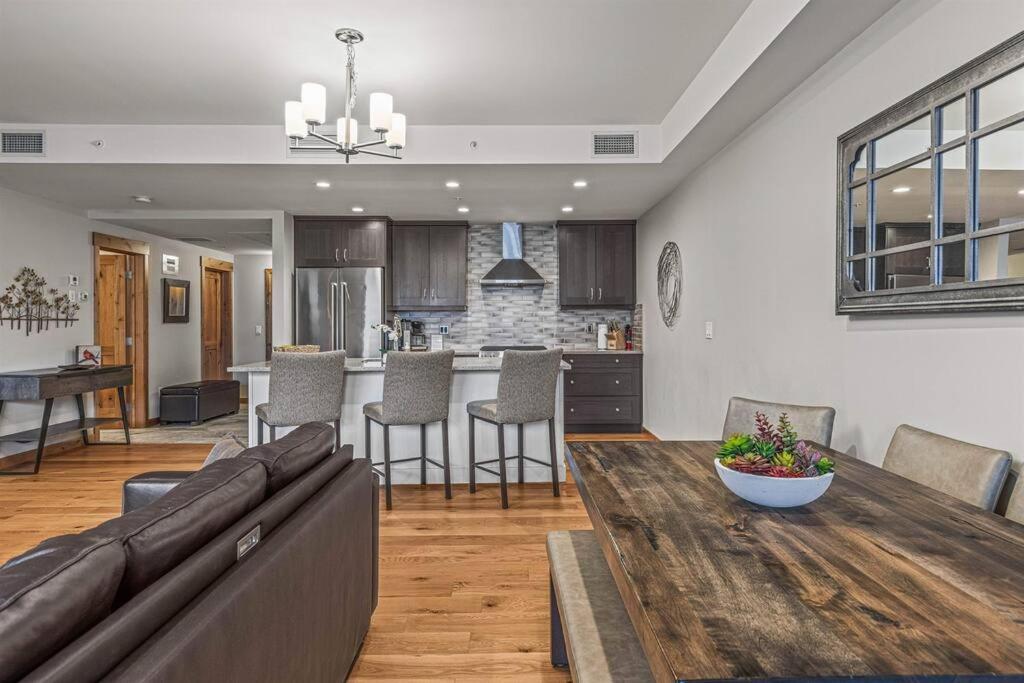 Luxury Mountain Haven Views Hot Tub Patio Spacious Quiet Central