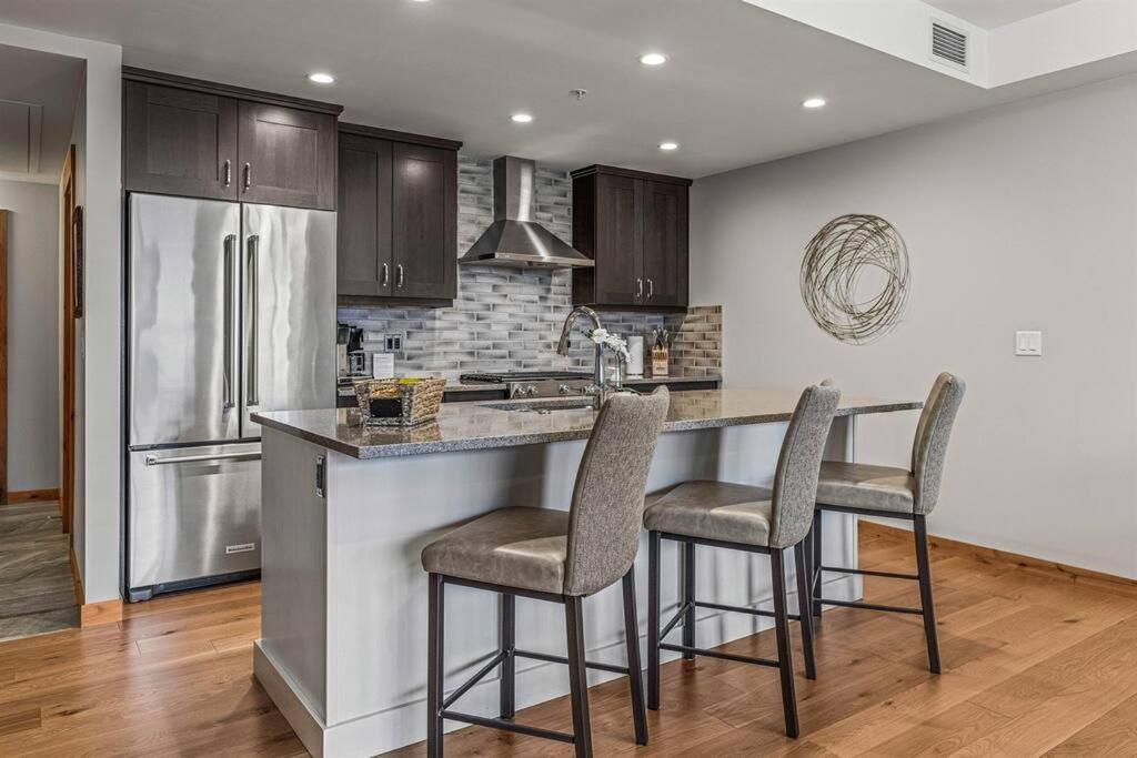 Luxury Mountain Haven Views Hot Tub Patio Spacious Quiet Central